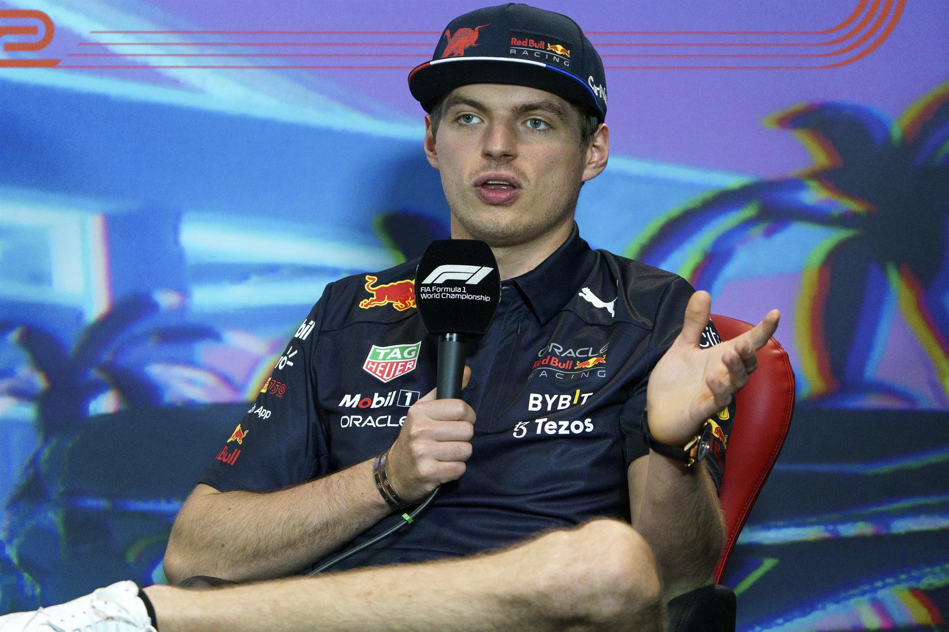 El piloto neerlandés Max Verstappen de Red Bull Racing responde a preguntas durante la rueda de prensa de los pilotos durante el Gran Premio de Fórmula uno de Miami. EFE/EPA/GREG NASH
