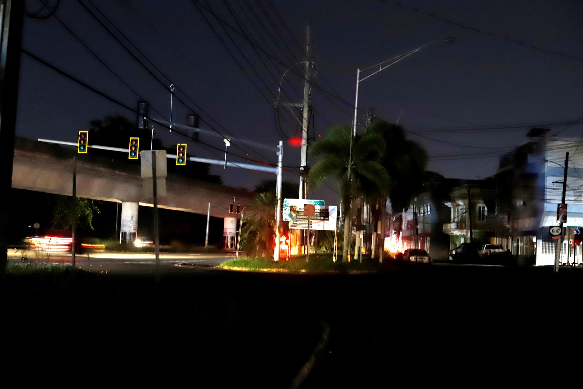 Vista de una calle sin iluminación y sin semáforos funcionando en Puerto Rico. EFE/Thais llorca
