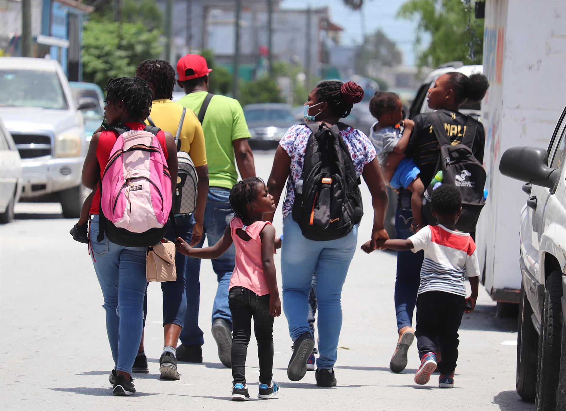 Un Grupo de migrantes camina hoy, en una calle de Matamoros, en el estado de Tamaulipas (México). EFE/ Abraham Pineda-jacome
