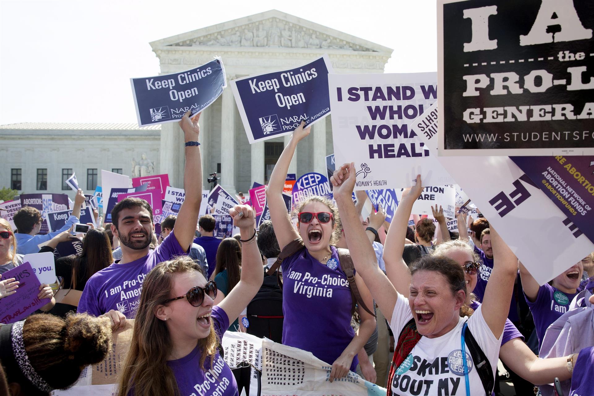 Fotografía de archivo de activistas y personas a favor del aborto frente a las puertas del Tribunal Supremo en Washington. EFE/Michael Reynolds
