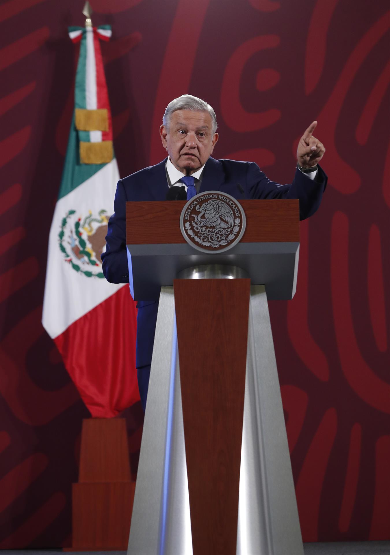 El presidente de México, Andrés Manuel López Obrador, habla durante su conferencia de prensa matutina, hoy, en Palacio Nacional de Ciudad de México (México). EFE/Mario Guzmán
