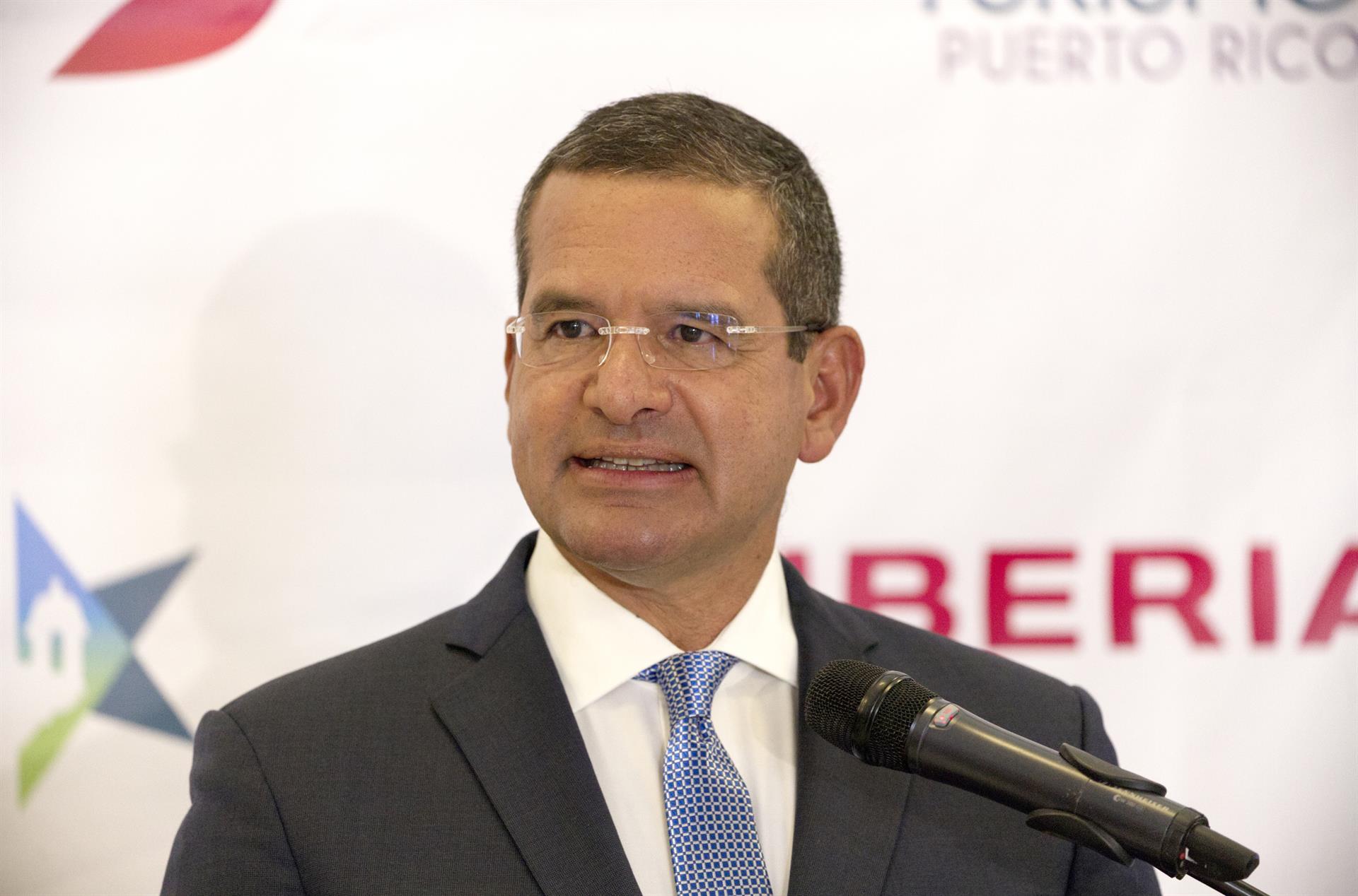 El gobernador de Puerto Rico, Pedro Pierluisi, habla durante una rueda de prensa celebrada hoy jueves en San Juan, Puerto Rico. EFE/Thais Llorca

