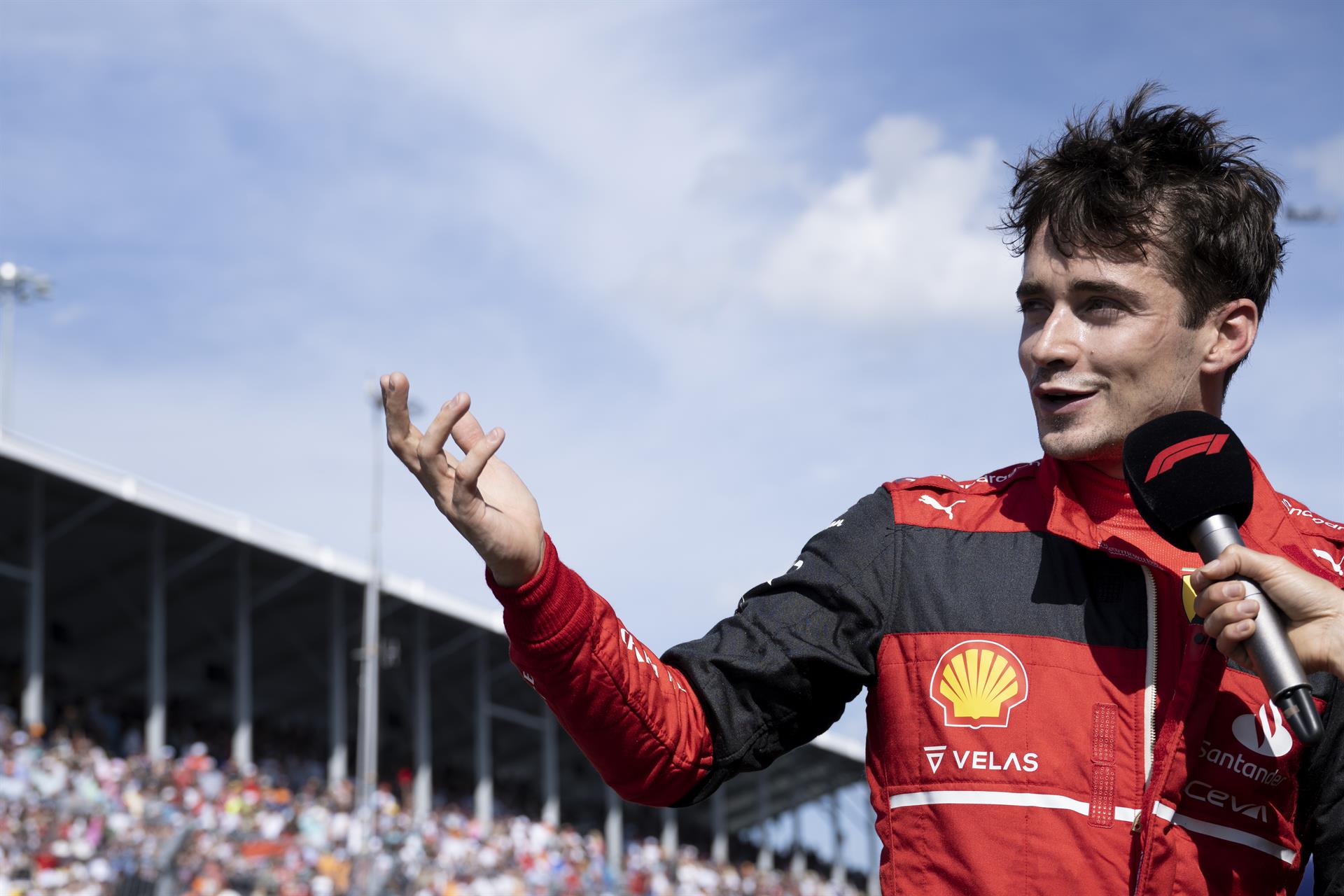 El piloto de Ferrari Charles Leclerc de Mónaco da una entrevista después de terminar primero en la clasificación para el Gran Premio de Fórmula Uno de Miami. EFE/EPA/BRENDAN SMIALOWSKI/Pool
