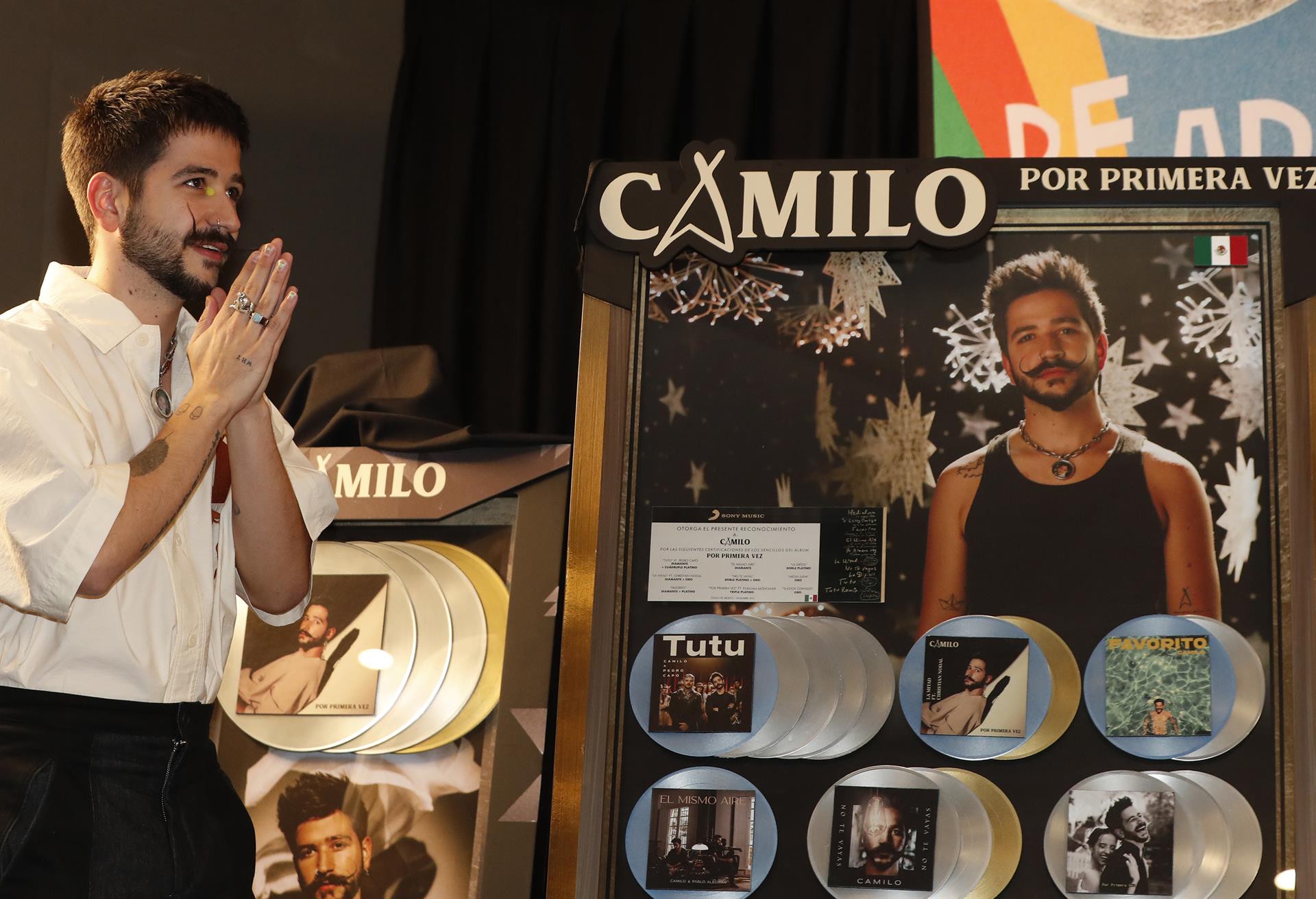 El cantante colombiano, Camilo, posa hoy, durante una conferencia de prensa en la Ciudad de México (México). EFE/ Mario Guzmán
