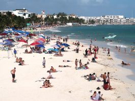 El turismo internacional en México sube un 44,9 % interanual en marzo Turistas disfrutan de un día soleado en Playa del Carmen en Quintana Roo (México). EFE/ Alonso Cupul