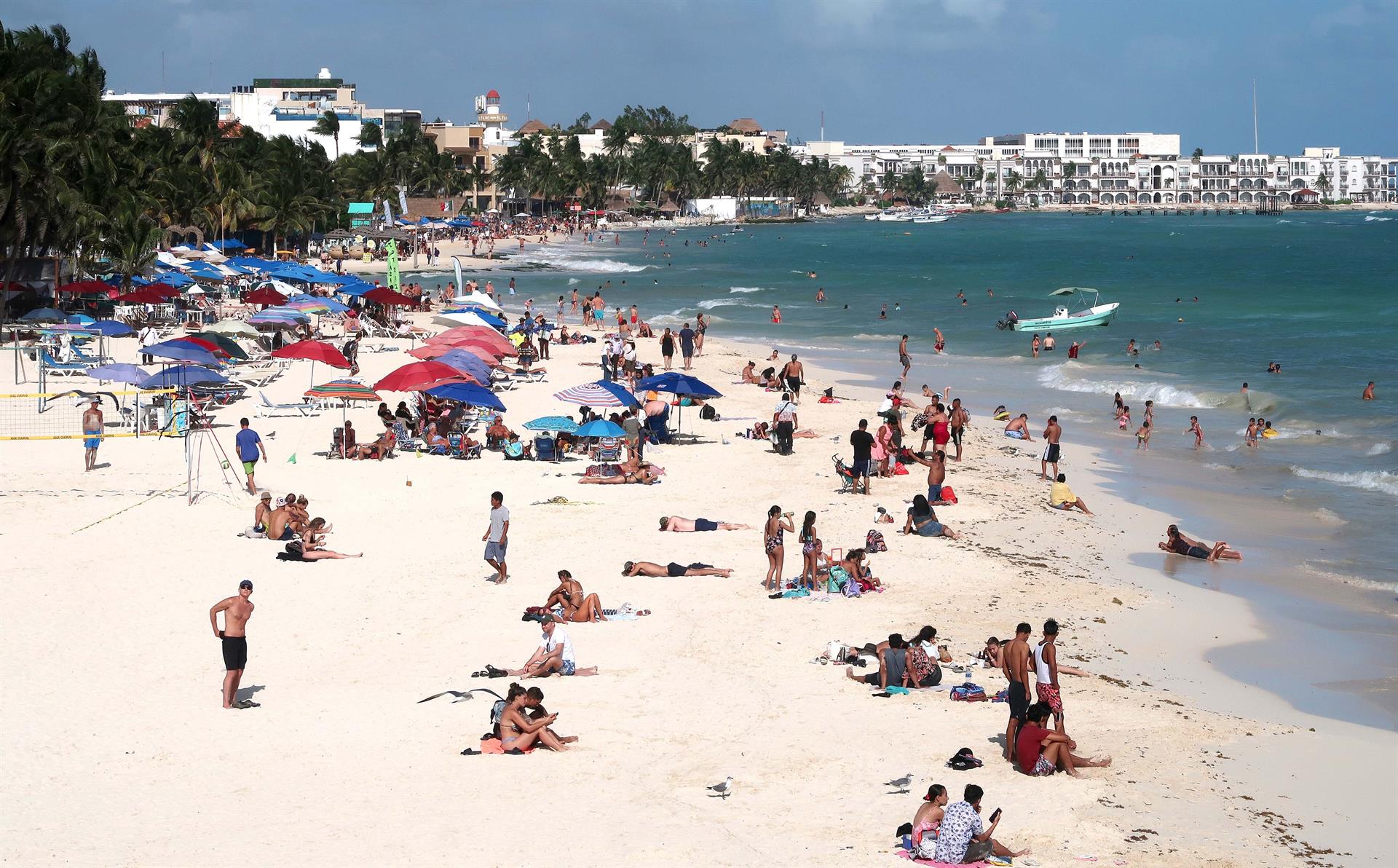 El turismo internacional en México sube un 44,9 % interanual en marzo Turistas disfrutan de un día soleado en Playa del Carmen en Quintana Roo (México). EFE/ Alonso Cupul