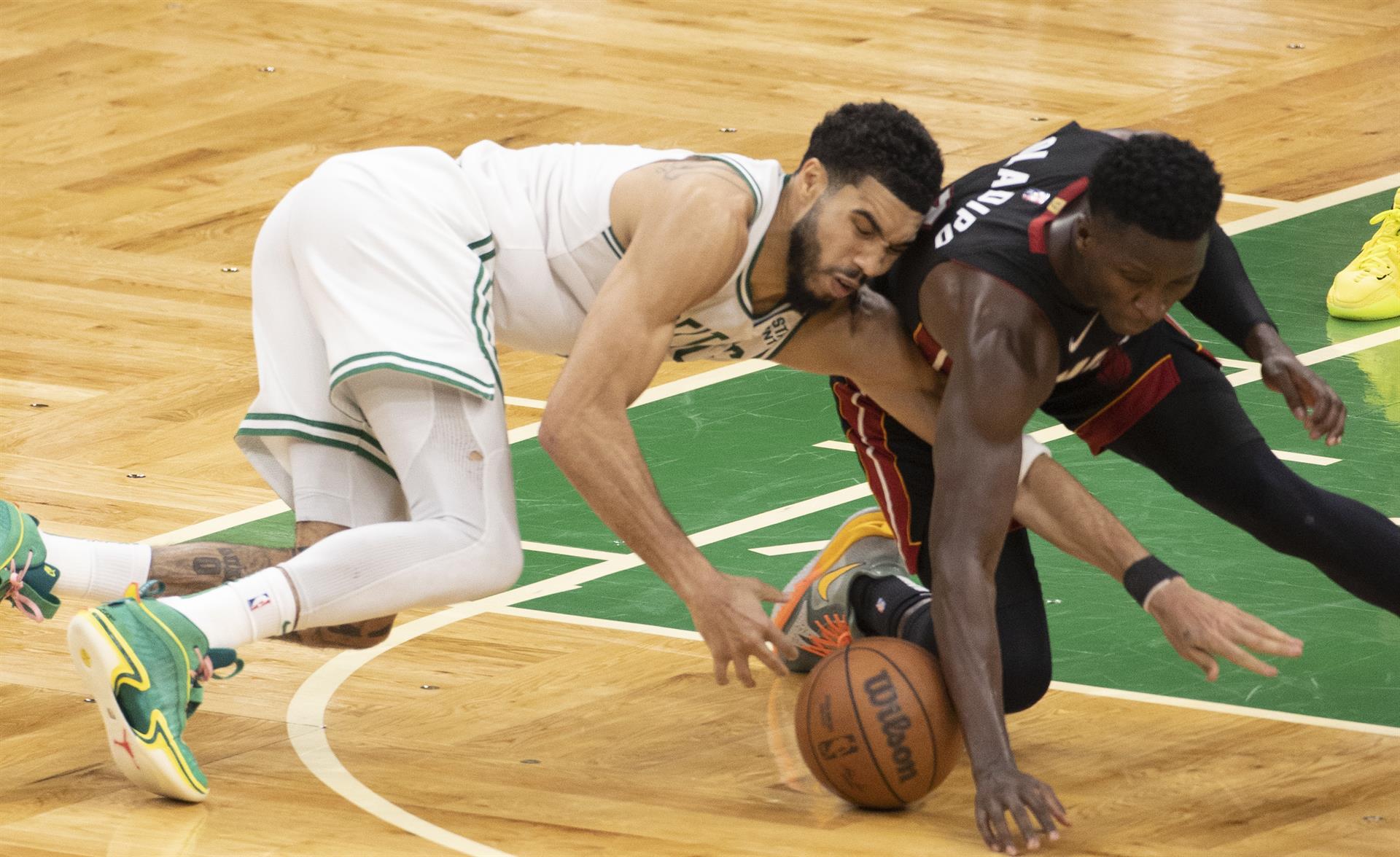 El escolta de los Heat de Miami Victor Oladipo (D), le roba el balón al alero de los Celtics de Boston Jayson Tatum (I), durante la segunda mitad del tercer partido de los playoffs de las Finales de la Conferencia Este de la NBA eEFE/EPA/CJ GUNTHER SHUTTERSTOCK FUERA
