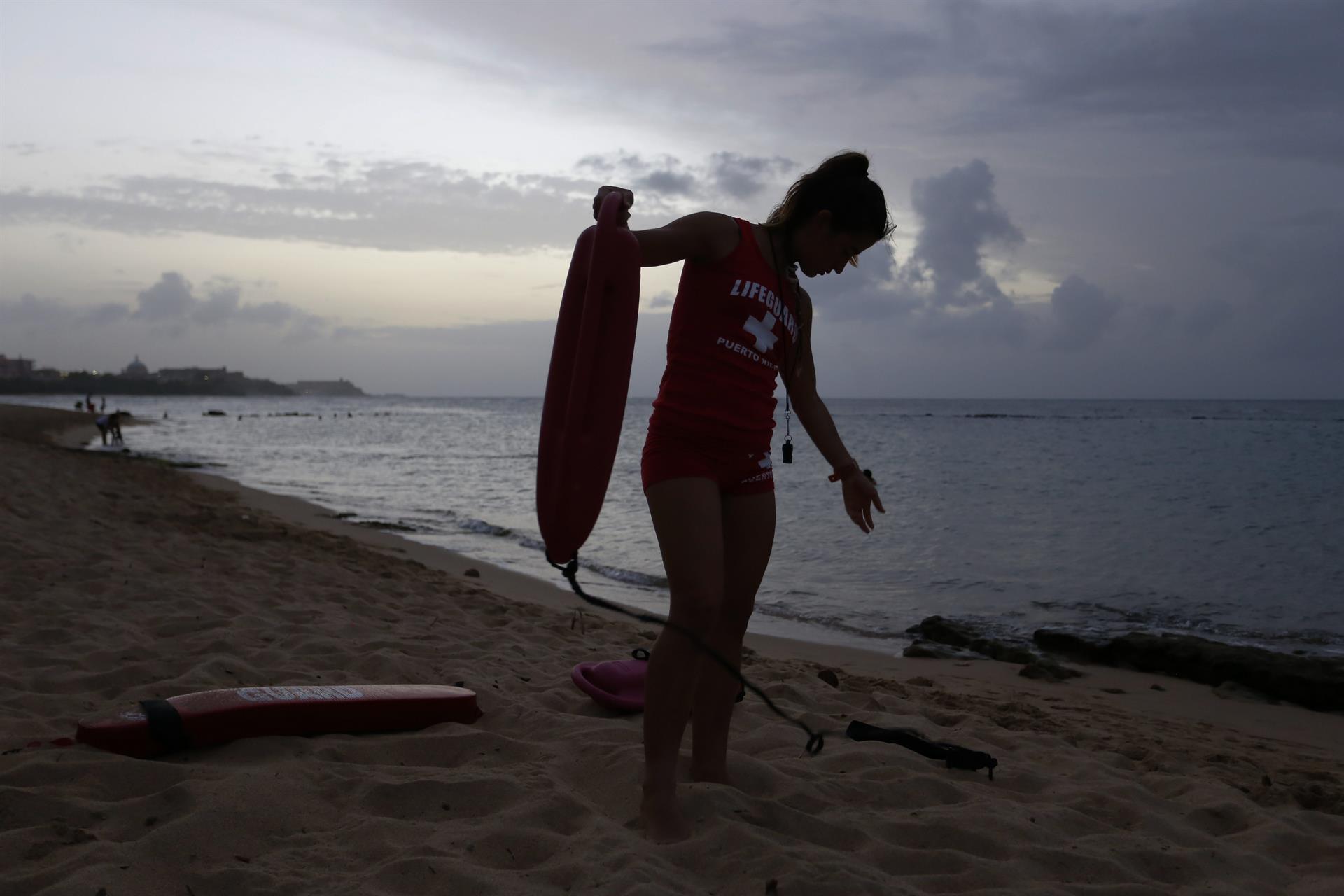 Vista de una mujer salvavidas mientras camina junto al mar en Puerto Rico, imagen de archivo. EFE/Thais Llorca
