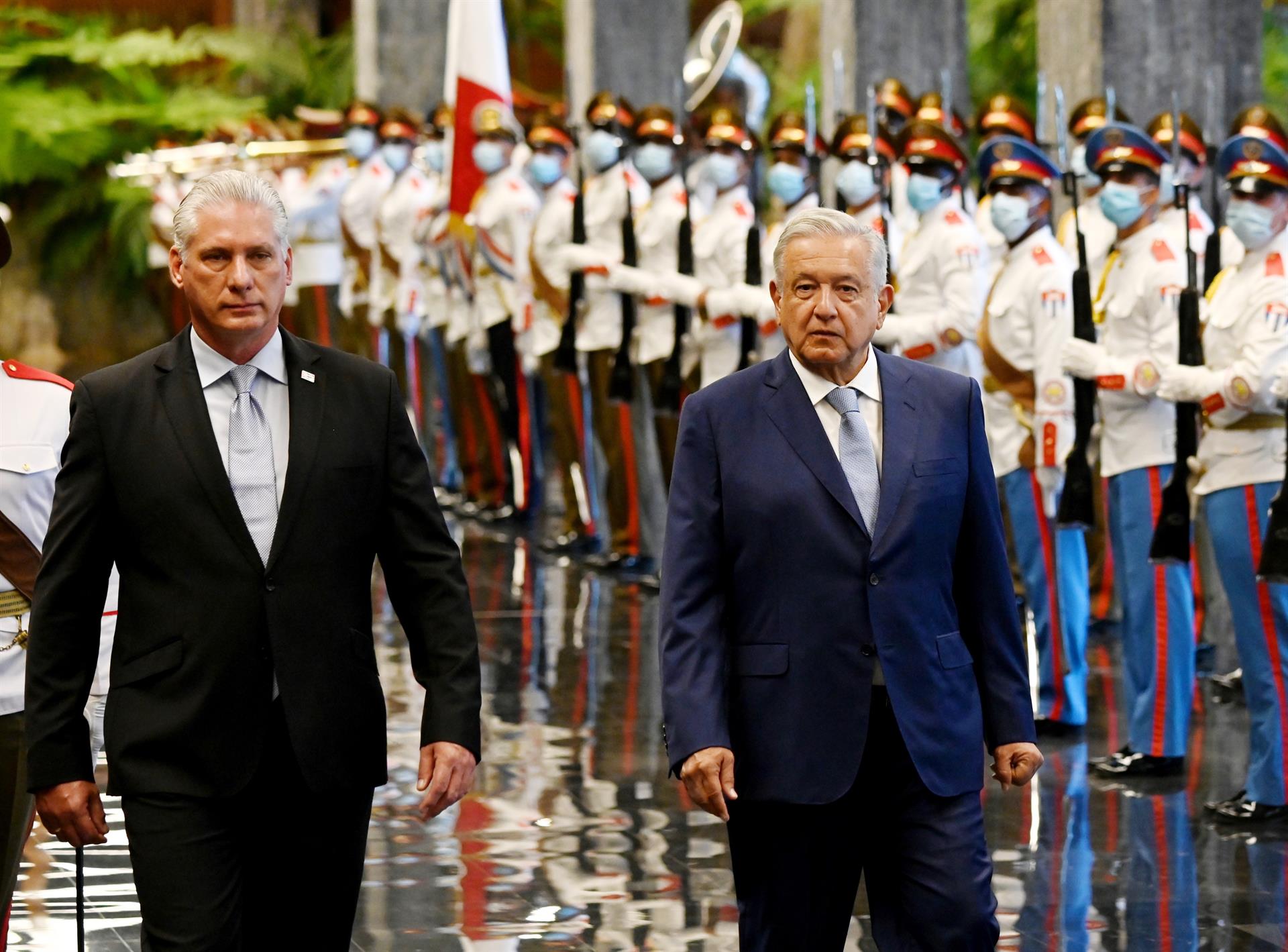 El presidente cubano Miguel Diaz-Canel (i), recibe a su homólogo de México, Andrés Manuel López Obrador (d), en el Palacio de la Revolución, hoy en La Habana (Cuba). EFE/Yamil Lage/POOL
