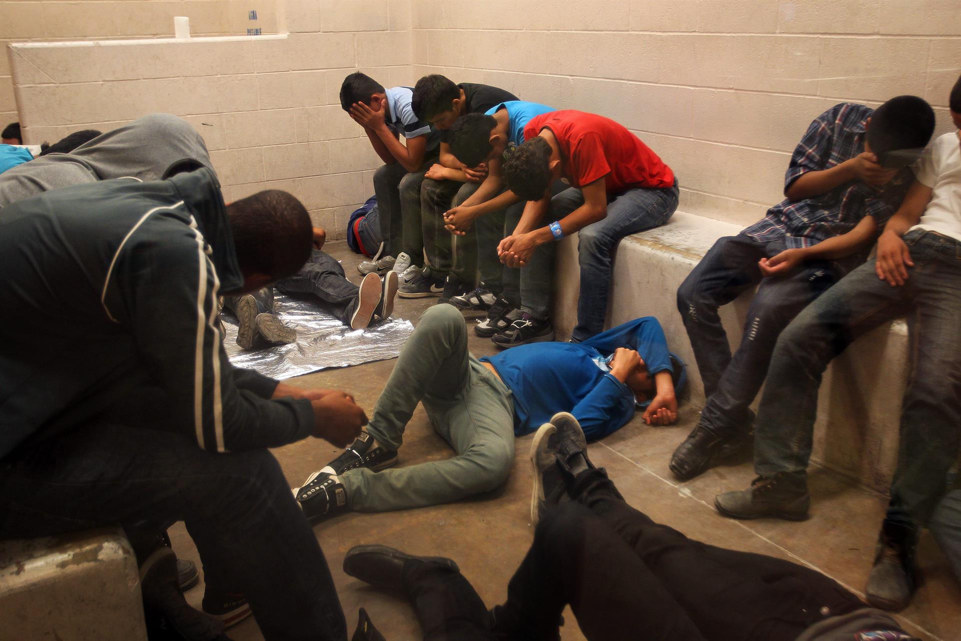 Vista de inmigrantes que han cruzado ilegalmente la frontera, detenidos para ser procesados dentro de una estación de la Patrulla Fronteriza de McAllen, Texas (EEUU). EFE/Rick Loomis
