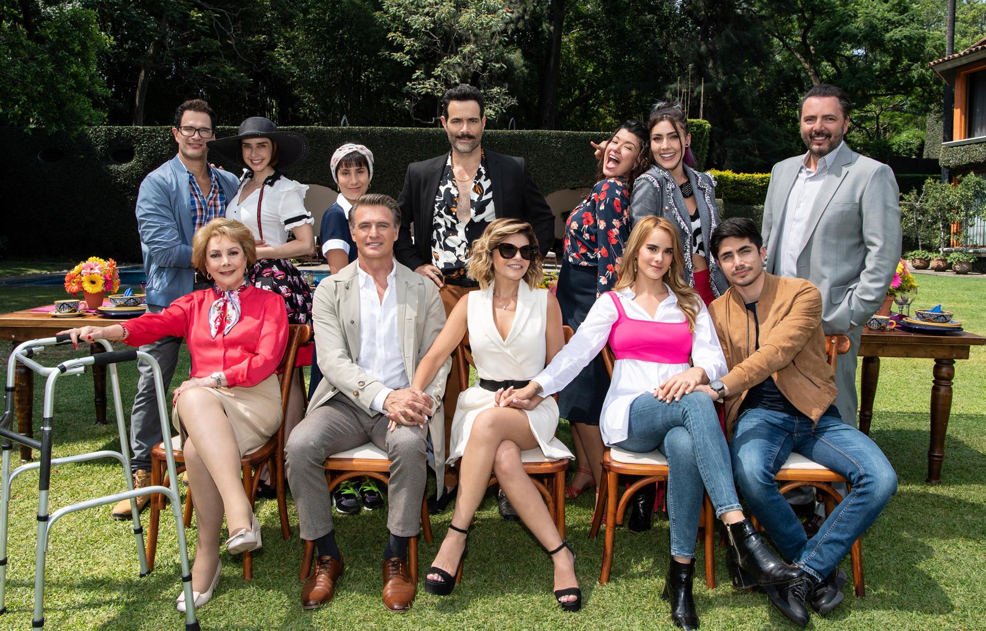 “La mexicana y el güero”, con Soler y Cantoral, llega a la televisión de EEUU Fotografía promocional cedida por Televisa donde aparece el elenco de la telenovela "La mexicana y el güero" que se estrenó en México con un "éxito gigante" en 2020 y es una adaptación de la chilena "Cómplices", de la que también se hicieron versiones en Colombia, España y Rusia. EFE/Televisa /SOLO USO EDITORIAL /NO VENTAS /SOLO DISPONIBLE PARA ILUSTRAR LA NOTICIA QUE ACOMPAÑA /CRÉDITO OBLIGATORIO