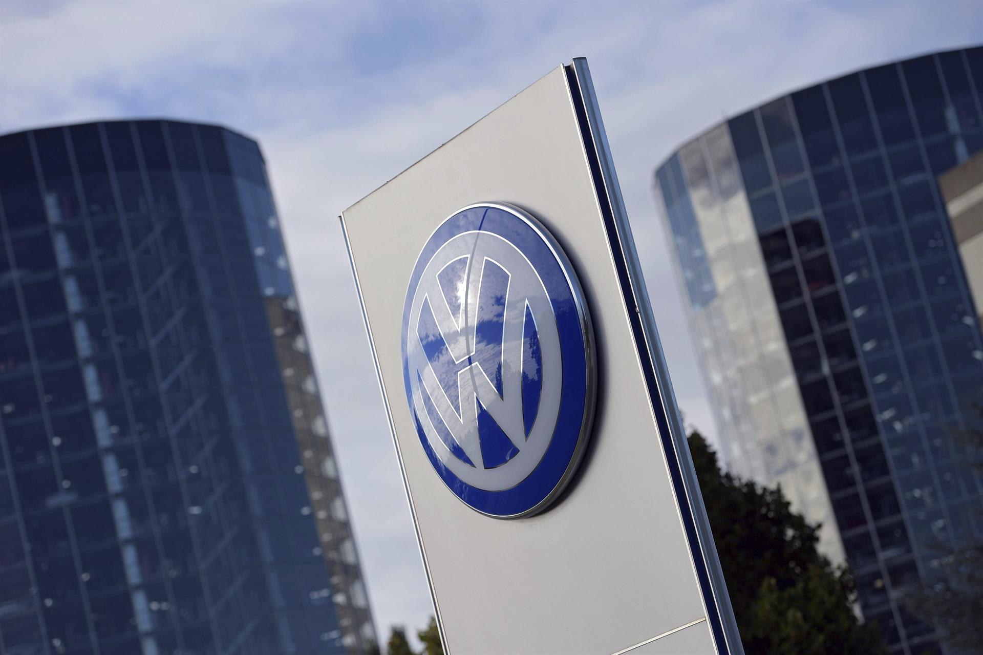 Imagen de archivo del logotipo de Volkswagen en la ciudad del automóvil en Wolfsburgo (Alemania). EFE/Rainer Jensen
