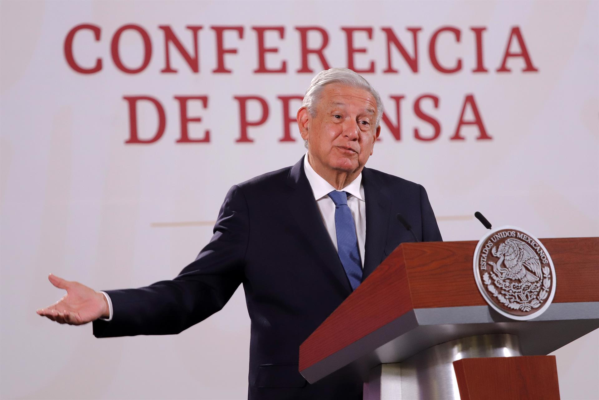 El presidente de México, Andrés Manuel López Obrador, ofrece su conferencia matutina hoy, en el Palacio Nacional en Ciudad de México (México). EFE/ Isaac Esquivel

