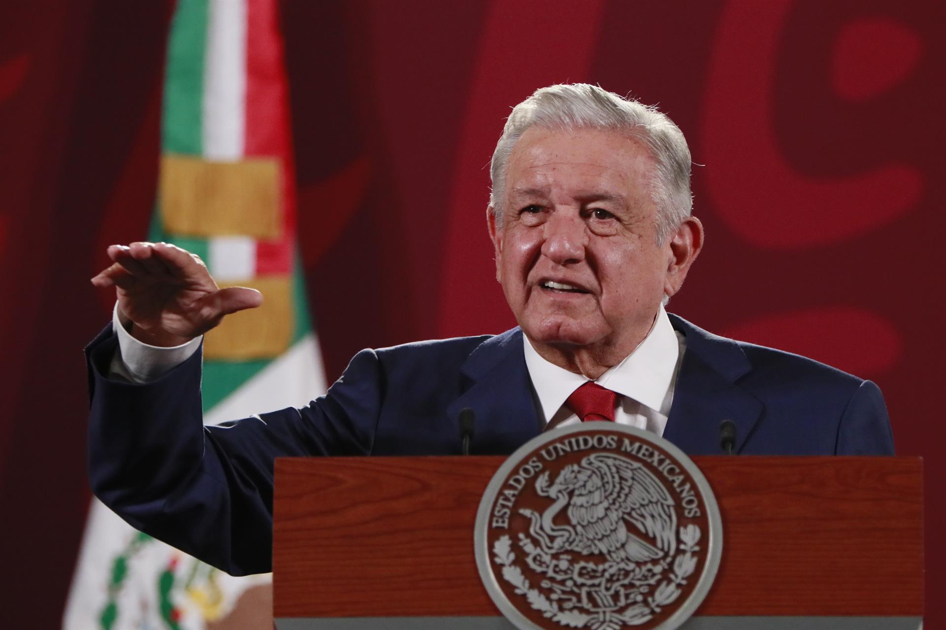 El presidente de México, Andrés Manuel López Obrador, habla hoy, durante su conferencia de prensa en Palacio Nacional de Ciudad de México (México). EFE/José Méndez
