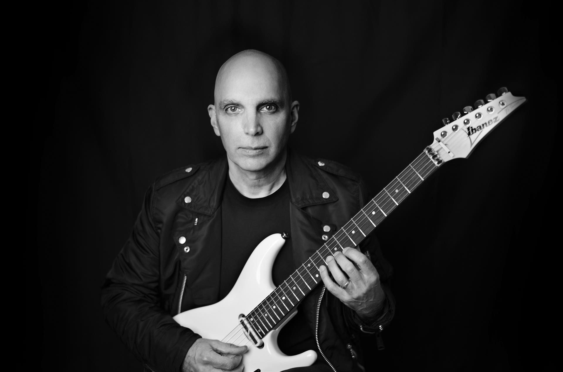 Fotografía cortesía de earMusic/Altafonte que muestra al guitarrista Joe Satriani. EFE/ Eduardo Dolhun/ Earmusic/altafonte SOLO USO EDITORIAL SOLO DISPONIBLE PARA ILUSTRAR LA NOTICIA QUE ACOMPAÑA (CRÉDITO OBLIGATORIO)
