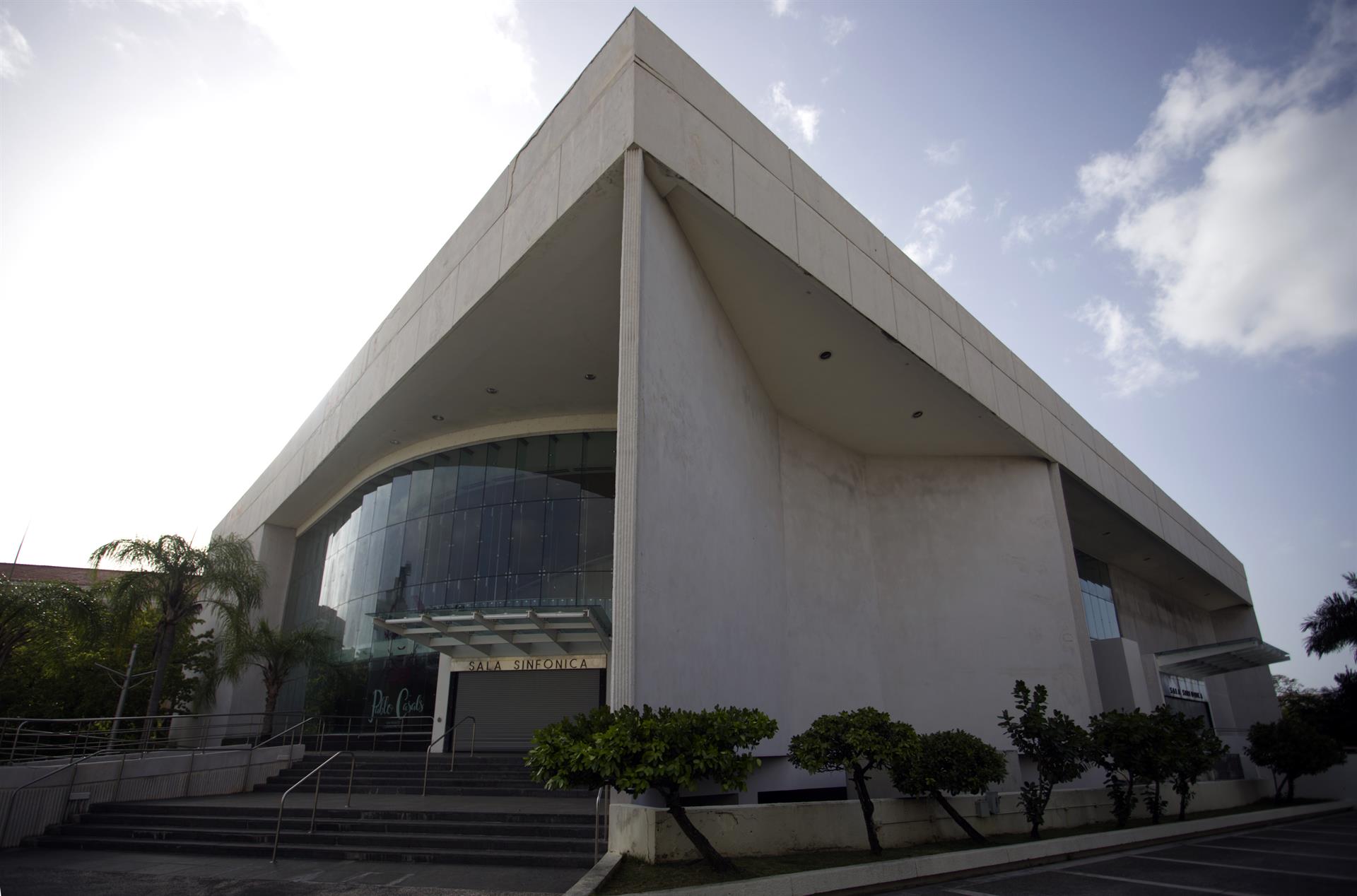 Fotografía del jueves 19 de mayo donde se aprecia el edificio de la Sala Sinfónica Pablo Casals en San Juan, Puerto Rico. EFE/Thais Llorca
