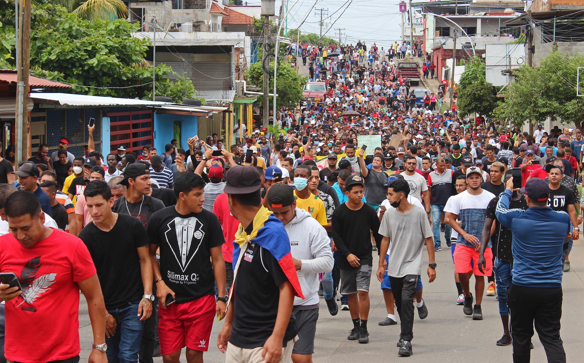 Cientos de migrantes caminan hoy en la ciudad de Tapachula en el estado de Chiapas (México). EFE/Juan Manuel Blanco
