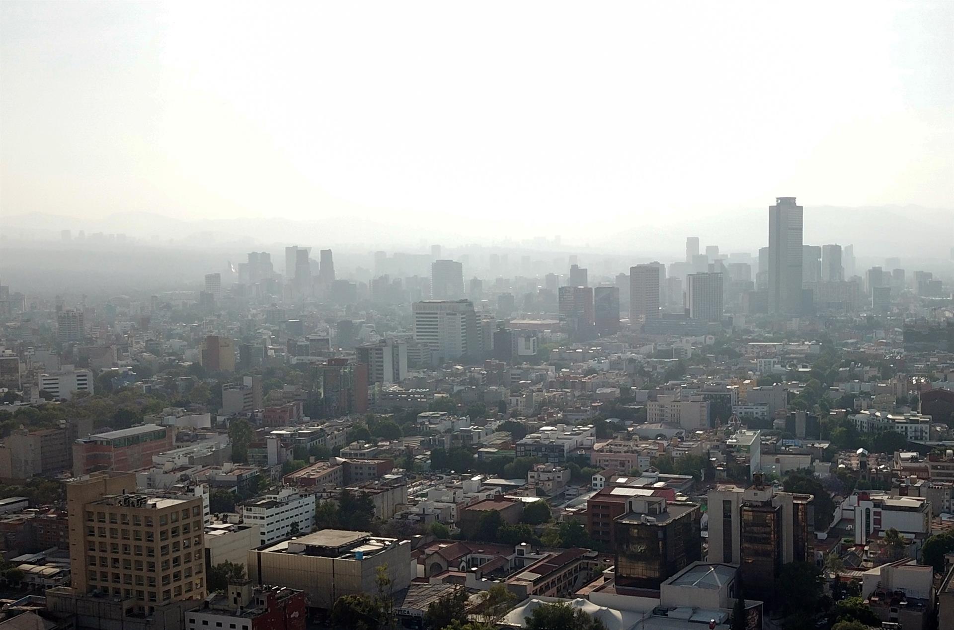 Vista general sobre la ciudad que muestra la contaminación el 1 de abril de 2022 en la capital mexicana (México). EFE/Isaac Esquivel
