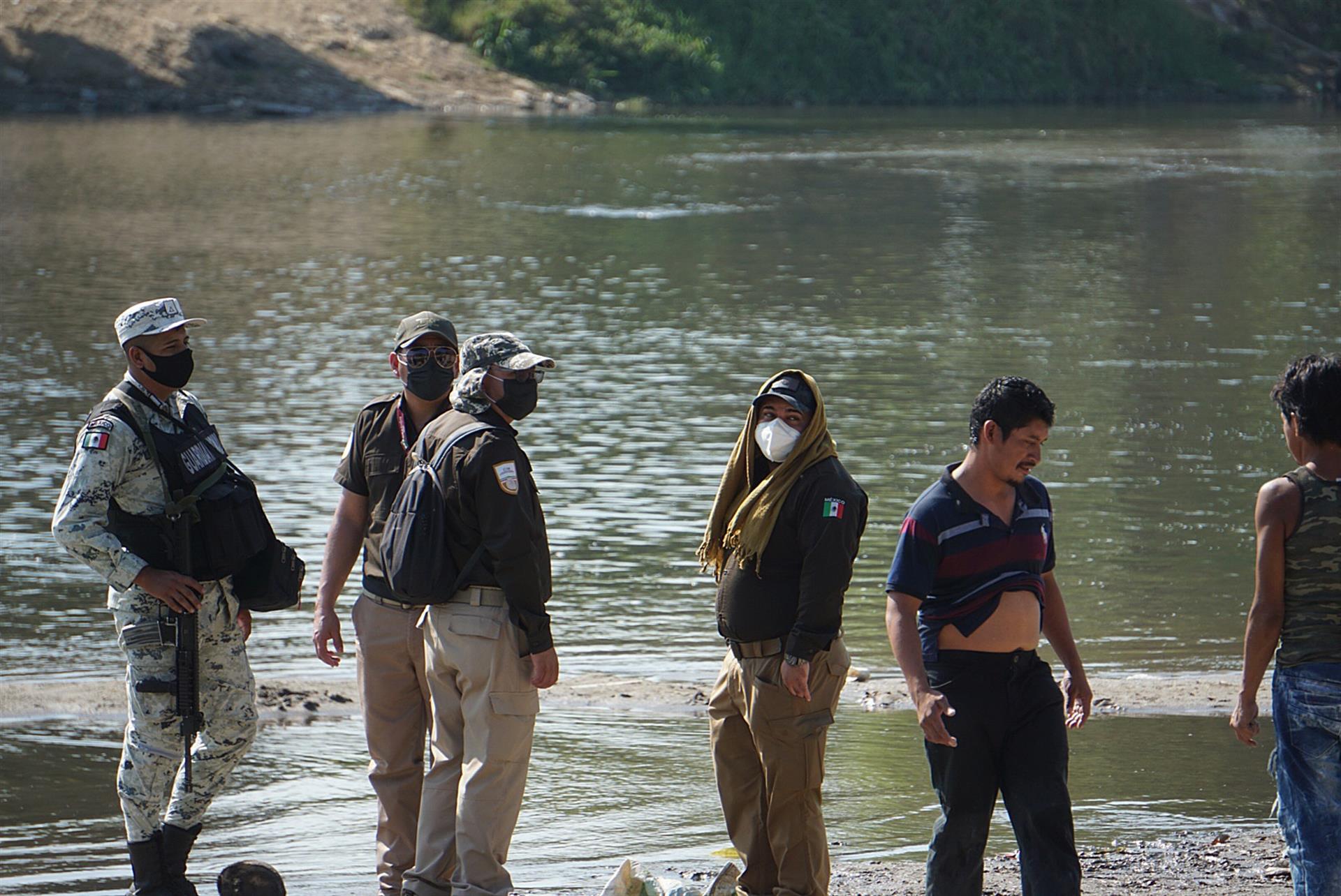 Miembros de la Guardia Nacional y del Instituto Nacional de Migración vigilan el paso de personas, en el Río Suchiate, en la ciudad de Tapachula, en el estado de Chiapas (México). Imagen de archivo. EFE/ Juan Manuel Blanco
