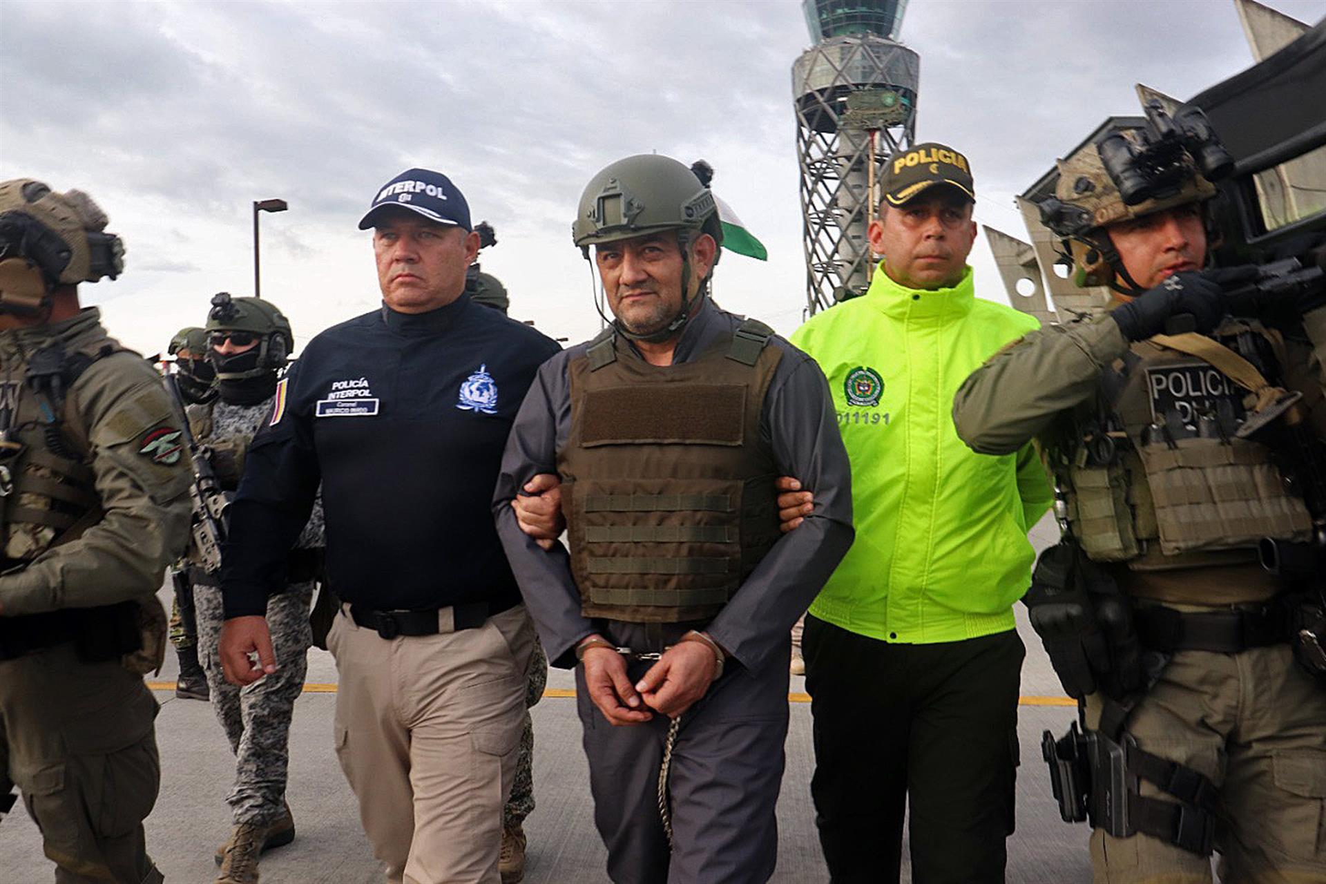 Fotografía cedida hoy por la Policía Nacional de Colombia que muestra al capturado jefe del Clan del Golfo, Dairo Antonio Úsuga David, alias Otoniel (c), durante su extradición a EE.UU el 4 de mayo de 2022 en Bogotá (Colombia). EFE/ Policia Nacional de Colombia /SOLO USO EDITORIAL /SOLO DISPONIBLE PARA ILUSTRAR LA NOTICIA QUE ACOMPAÑA (CRÉDITO OBLIGATORIO)
