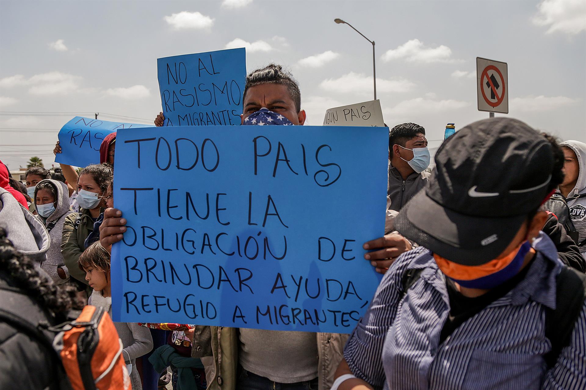 Un grupo de mexicanos desplazados provenientes del estado de Michoacán, protestan en las inmediaciones del consulado de Estados Unidos el 8 de mayo de 2022, en la ciudad de Tijuana, Baja California (México). EFE/Joebeth Terriquez
