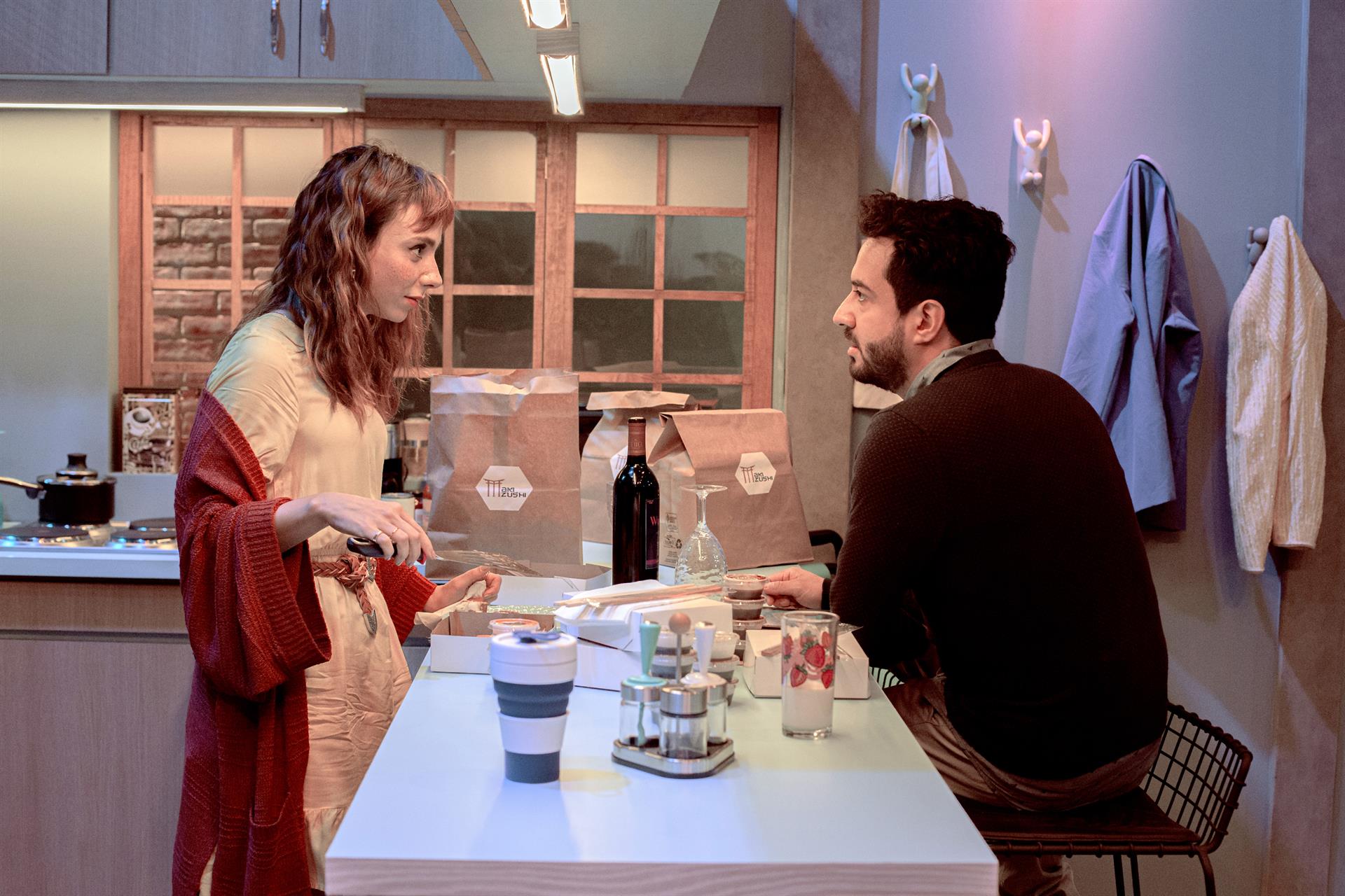 Fotografía sin fecha de toma cortesía de Prime Video, donde se observa a los actores mexicanos Natalia Téllez (i) y Daniel Tovar, durante un fragmento de la serie 