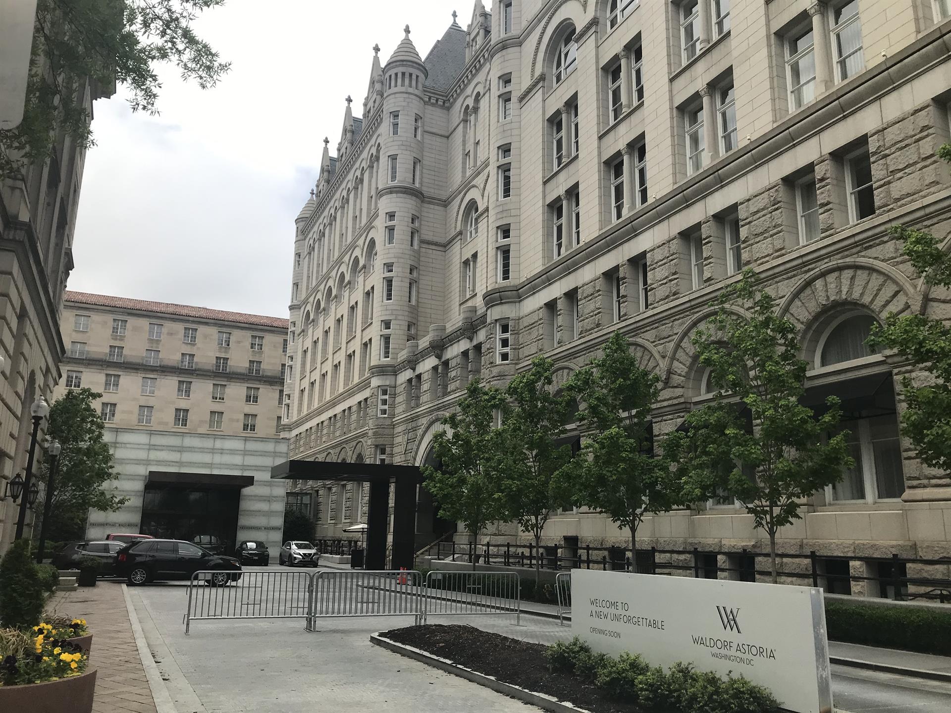 Vista de la parte trasera del Trump International Hotel de Washington con la nueva pancarta con el nombre de Waldorf Astoria. EFE/Susana Samhan
