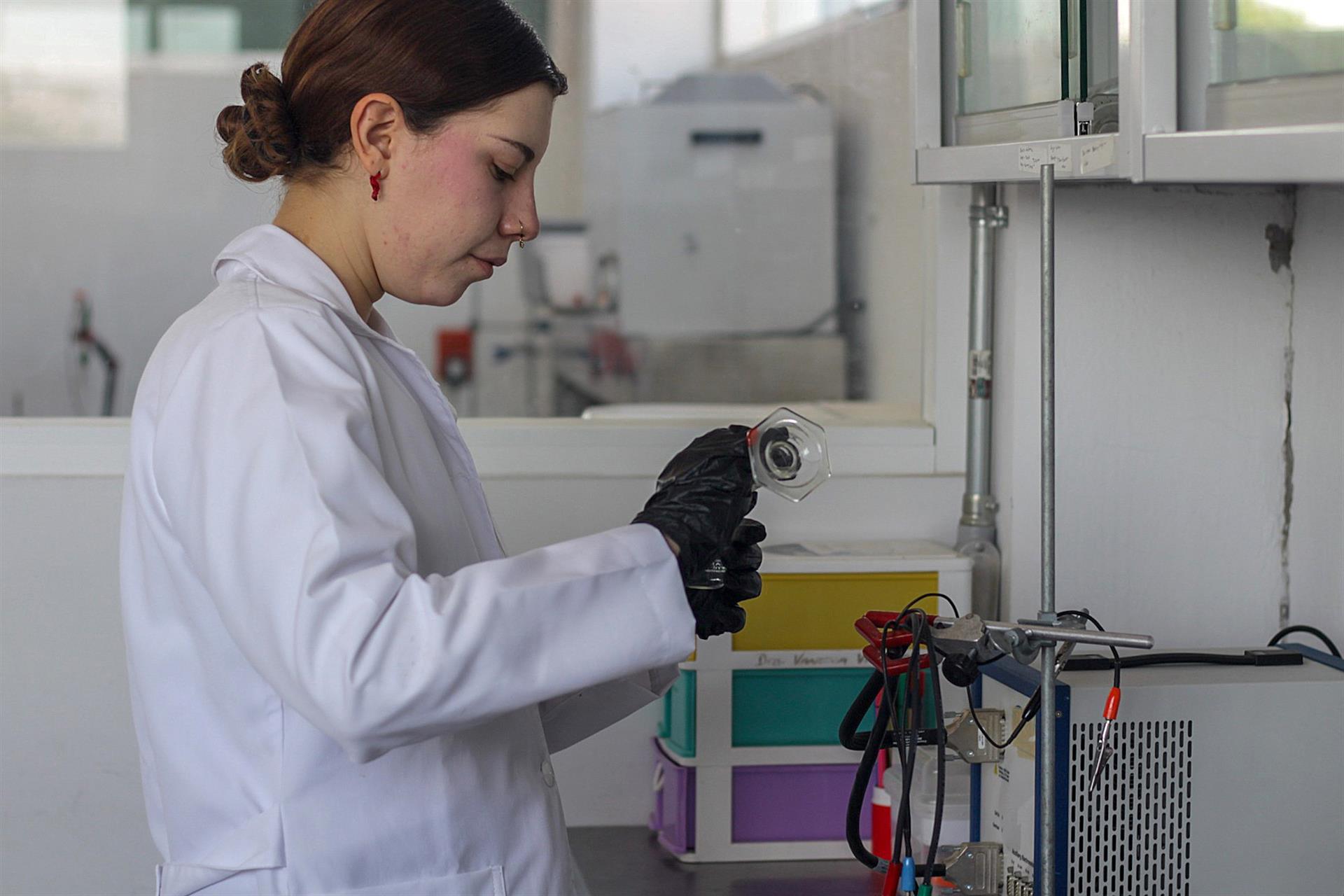 La estudiante mexicana de ingeniería en biomédica, Arely Salcedo Huitrón, realiza sus prácticas, el 4 de mayo de 2022, en la ciudad de Querétaro (México). EFE/ Sergio Adrián Ángeles
