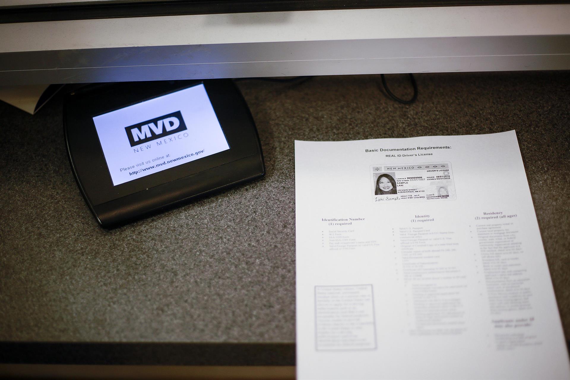 Imagen de archivo que muestra una licencias de conducir de Nuevo México. EFE/Juan Labreche
