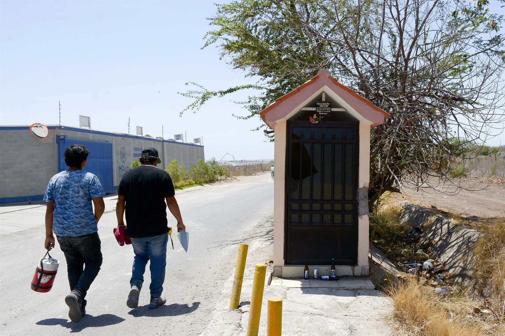 Personas caminan hoy junto a un cenotafio erigido en memoria del cantante Chalino Sánchez, el 15 de mayo de 2022 en la ciudad de Culiacán, estado de Sinaloa (México).  EFE/Juan Carlos Cruz

