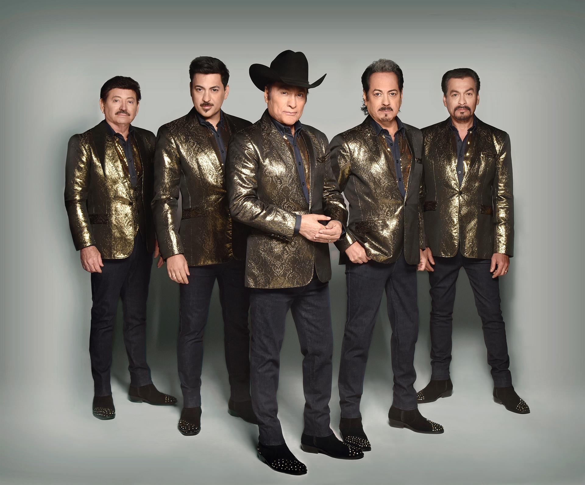 Fotografía cedida por Universal Music Latin Entertainment (UMLE) donde aparecen los integrantes de la banda de música regional mexicana Los Tigres del Norte que serán los protagonistas de un documental que muestra su 