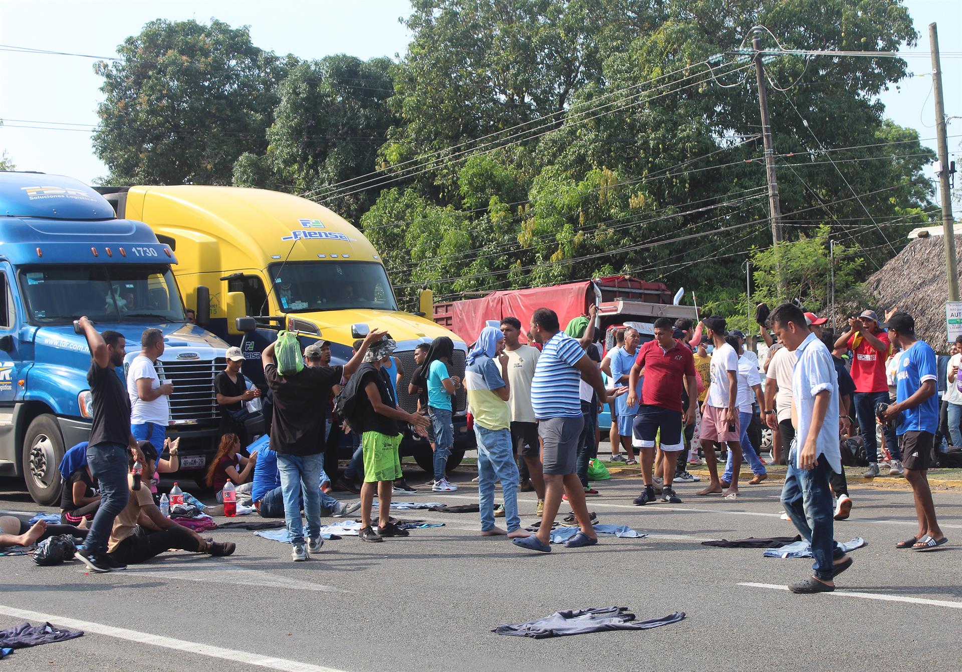 Migrantes centroamericanos bloquearon este martes, una carretera en la ciudad de Tapachula en el estado de Chiapas (México). EFE/Juan Manuel Blanco
