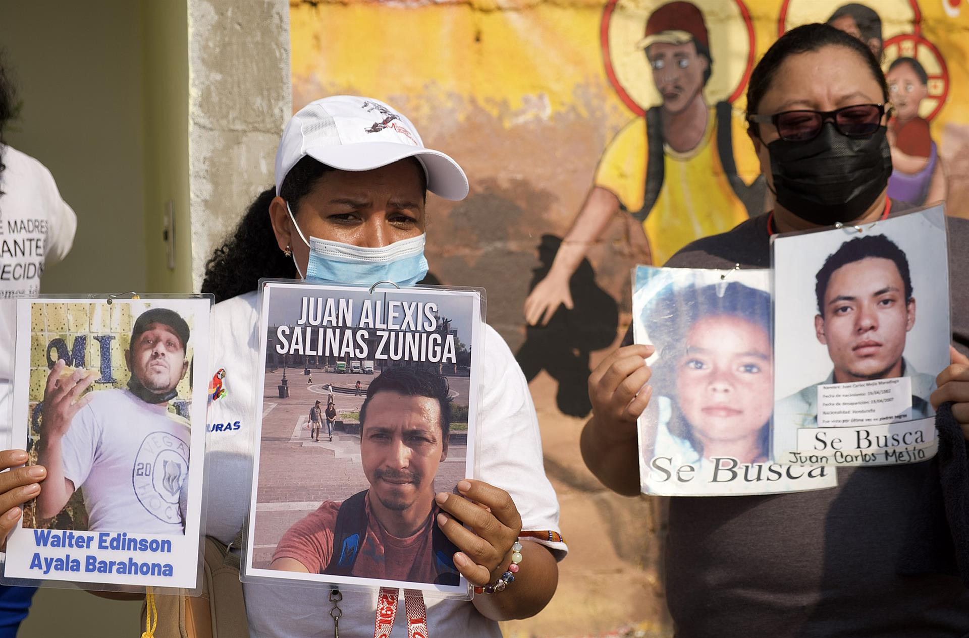Mujeres muestran hoy los retratos de sus familiares migrantes desaparecidos, durante una caravana de búsqueda en la ciudad de Tuxtla Gutiérrez, estado de Chiapas (México). EFE/Carlos López
