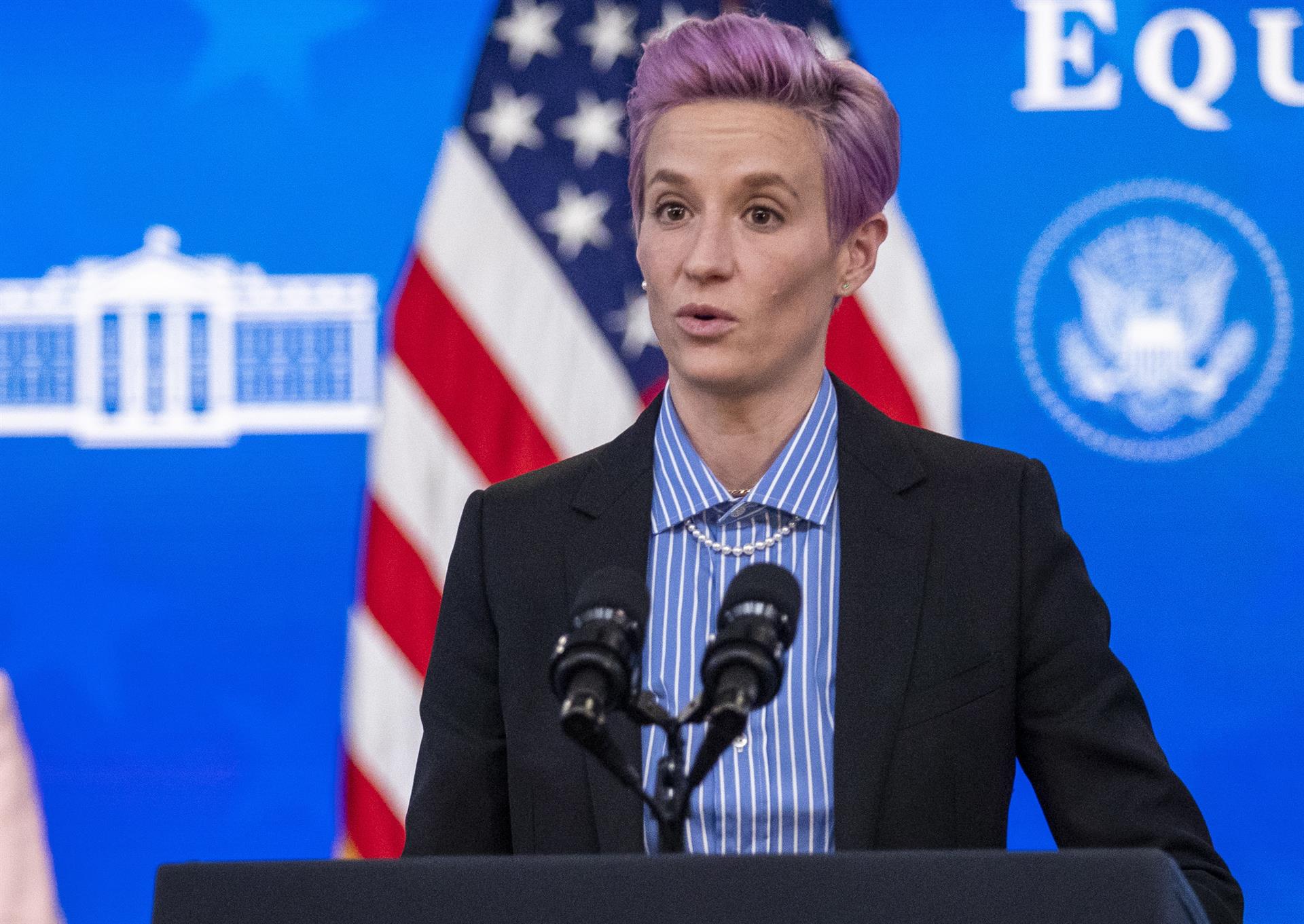 La propia Sauerbrunn formó parte de un grupo de cinco futbolistas, junto a Megan Rapinoe (imagen, archivo), Alex Morgan, Carli Lloyd y Hope Solo, que dieron un paso al frente en 2016 y abrieron una disputa ante la Comisión de Oportunidades e Igualdad en el Empleo de EEUU (EEOC) por discriminación salarial. EFE/EPA/SHAWN THEW / POOL
