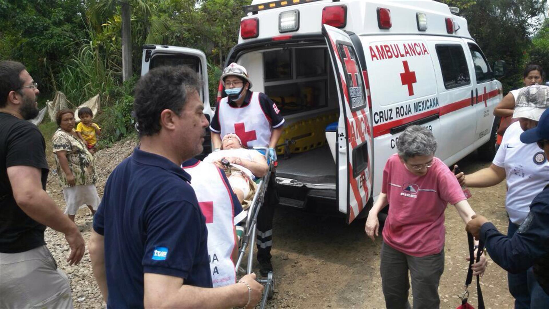 Fotografía de archivo de una ambulancia en el estado de Veracruz, México. EFEMEX/STR
