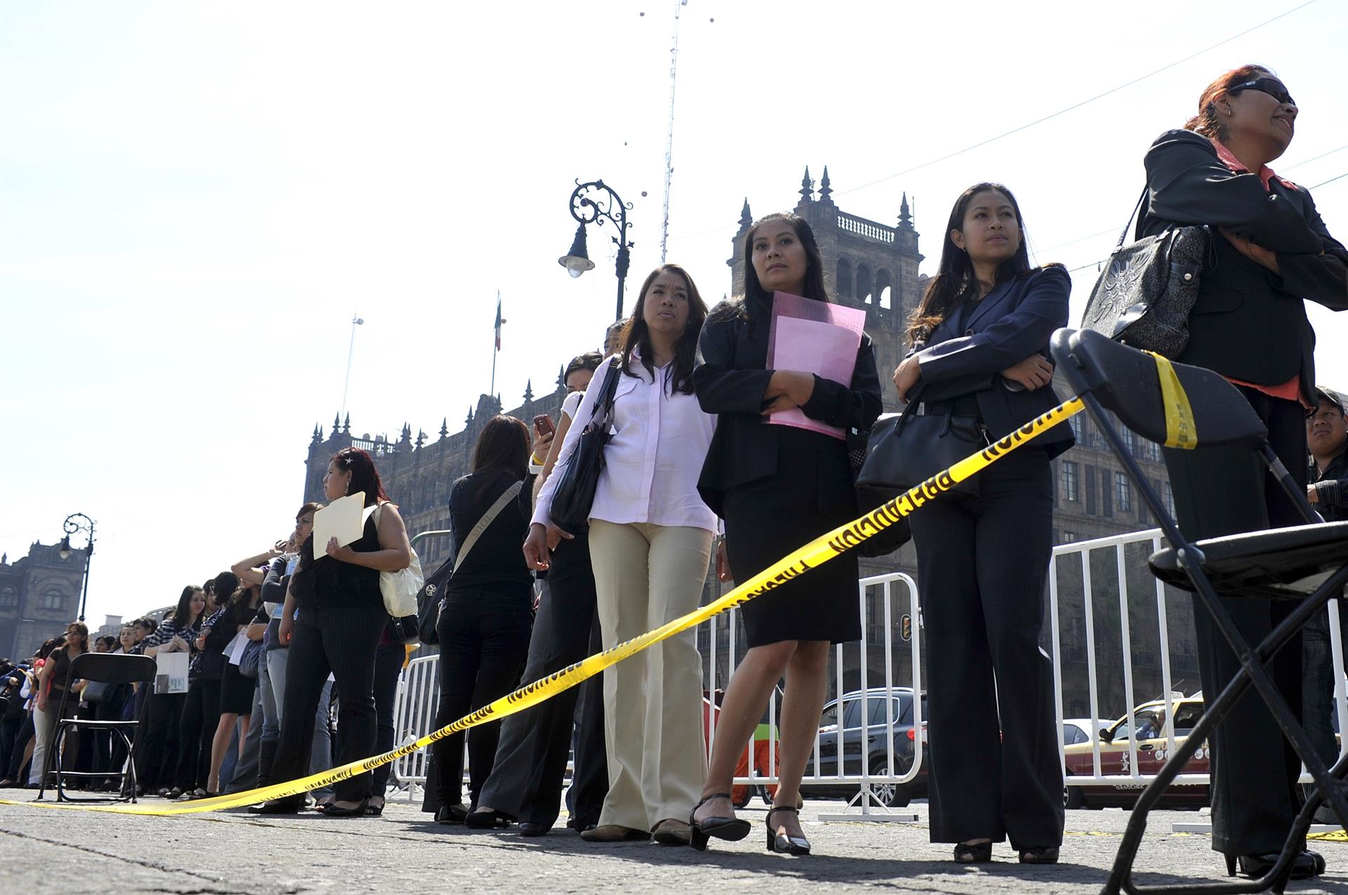 Fotografía de archivo que muestra a personas que esperan en fila en busca de empleo, en el Zócalo de Ciudad de México (México). EFE/Mario Guzmán
