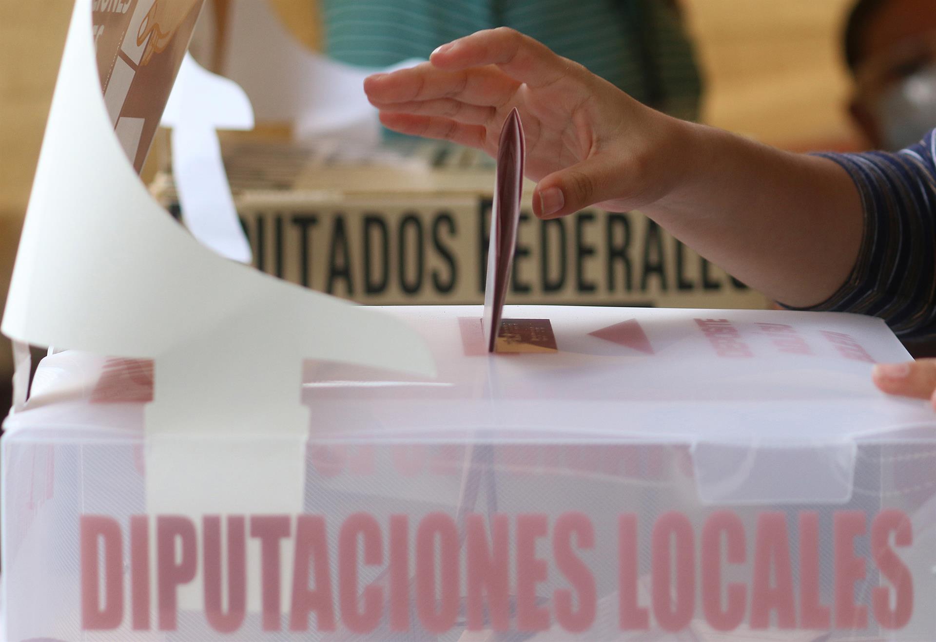 Fotografía de archivo fechada el 6 de junio de 2021, que muestra una mujer emitiendo su voto en una casilla de la ciudad de Pachuca estado de Hidalgo (México). EFE/ Daniel Martínez Pelcastre
