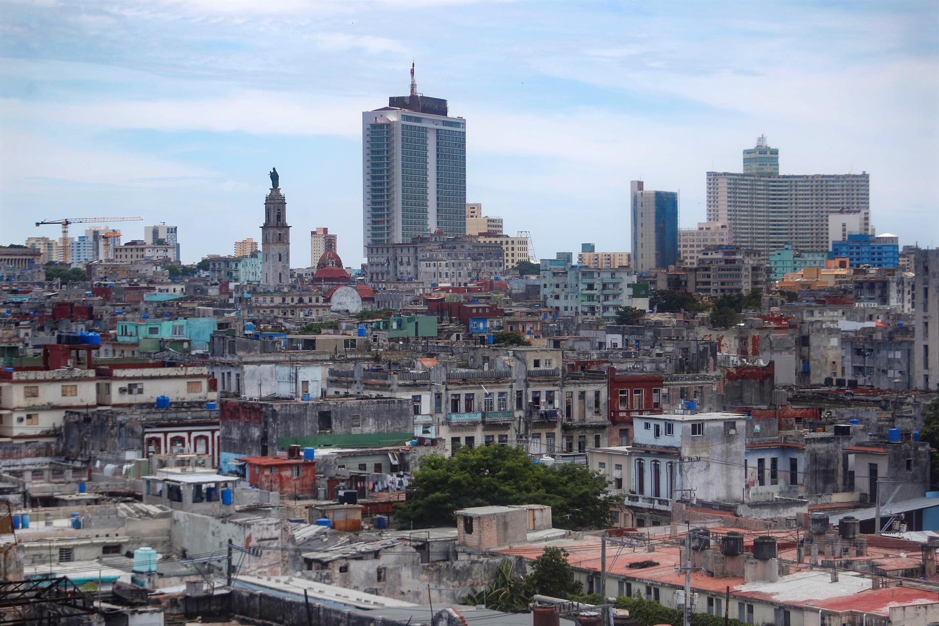 Imagen de archivo que muestra el una vista superior de Centro Habana. EFE/Yander Zamora
