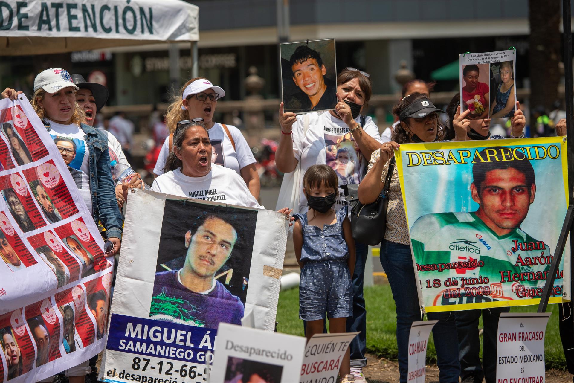 Colectivos de personas desaparecidas se manifestaron hoy, para exigir resultados en la búsqueda de sus familiares en importante avenida de Ciudad de México (México). EFE/Isaac Esquivel
