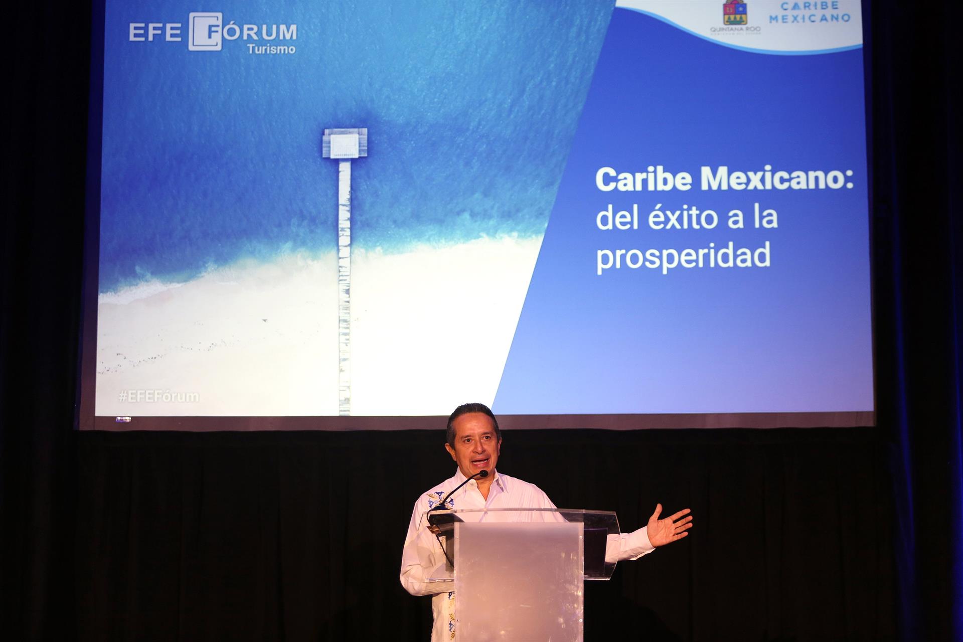 El gobernador de Quintana Roo, Carlos Manuel Joaquín González, interviene hoy durante el evento inaugural del EFE Fórum 