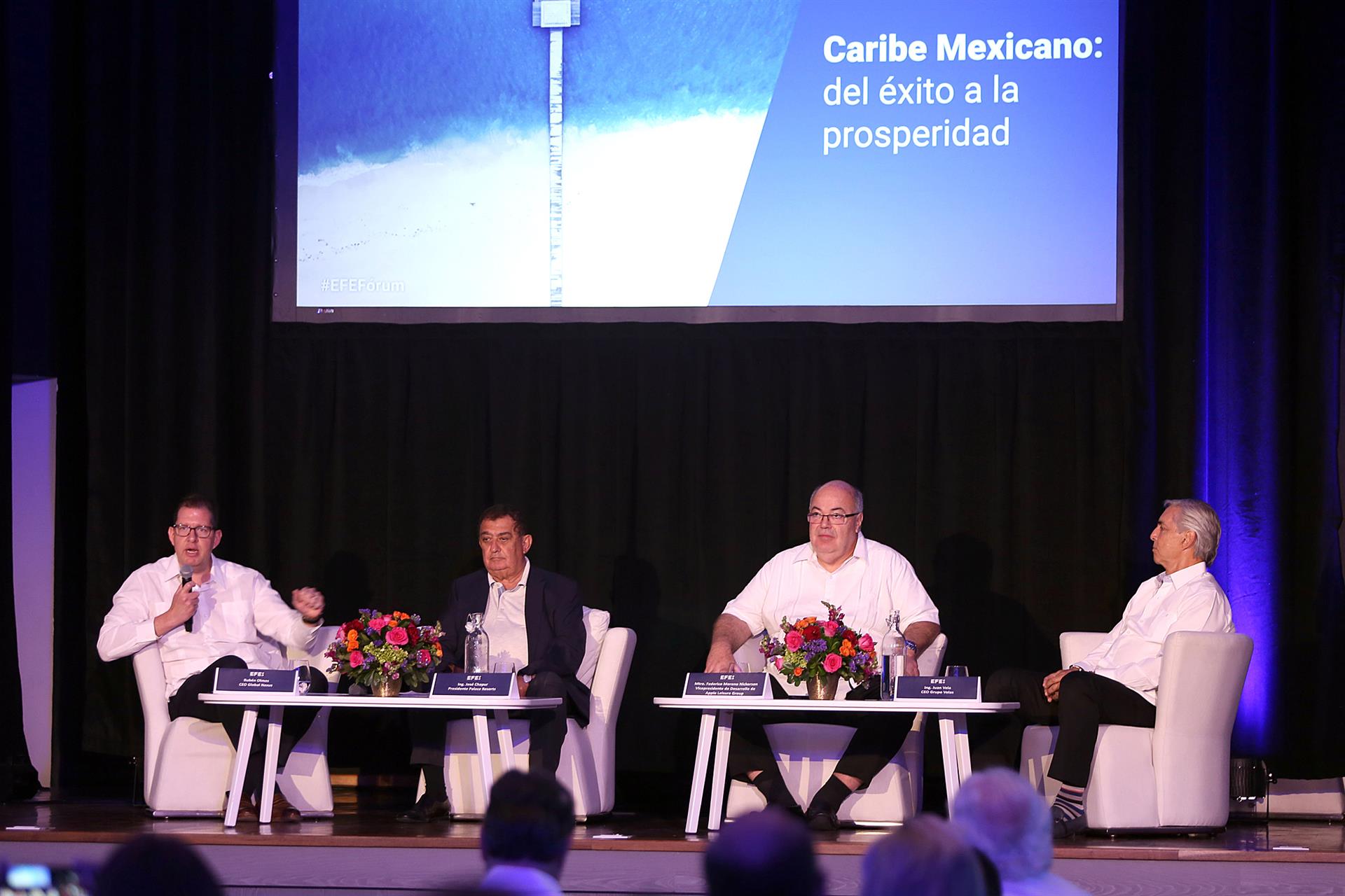 Hoteleros destacan la rápida recuperación del Caribe mexicano poscovid El director general de la consultora Global Nexus Rubén Olmos; el presidente de Palace Resorts José Antonio Chapur; el vicepresidente de Desarrollo de Apple Leisure Group Federico Moreno y el vicepresidente del Grupo Velas Juan Vela, participan durante la primera mesa de dialogo de EFE Fórum “Caribe mexicano: del éxito a la prosperidad” celebrado hoy, en un hotel del balneario de Cancún, estado de Quintana Roo (México). EFE/Alonso Cupul