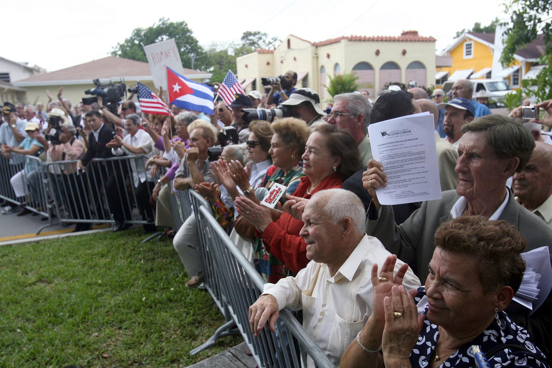 Fotografía de arhivo de cubanos residentes en Miami que se agolpan en las cercanías de la ¨Casa del Preso¨, situada en la Pequeña Habana de Miami (EEUU). EFE/Andrew Innerarity
