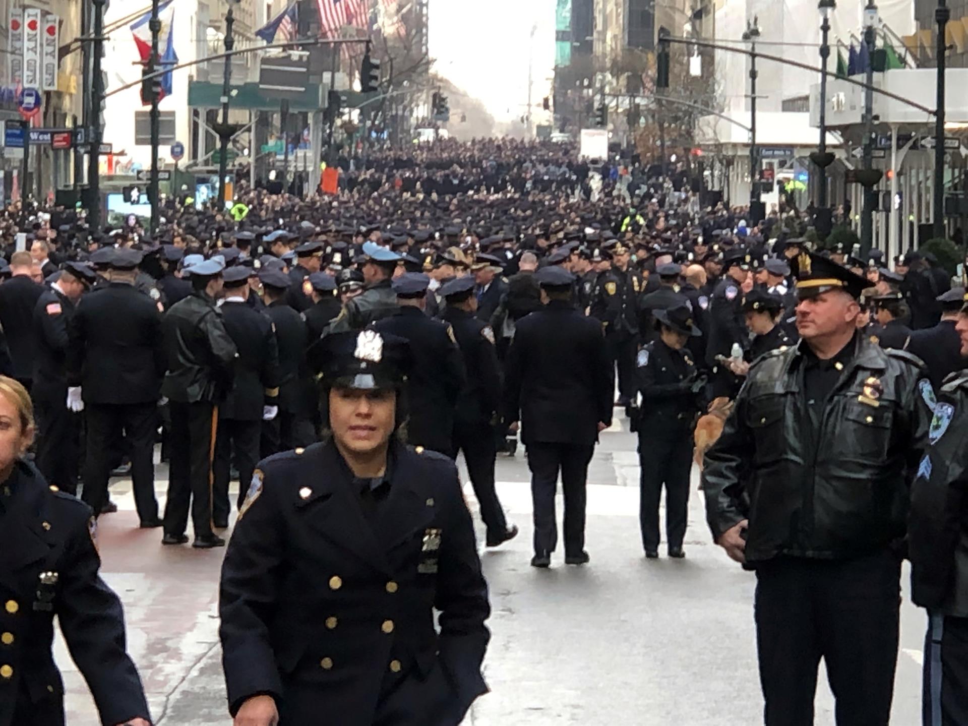 Fotografía de archivo de miles de agentes de Policía en la Quinta Avenida de Nueva York. EFE/Javier Otazu
