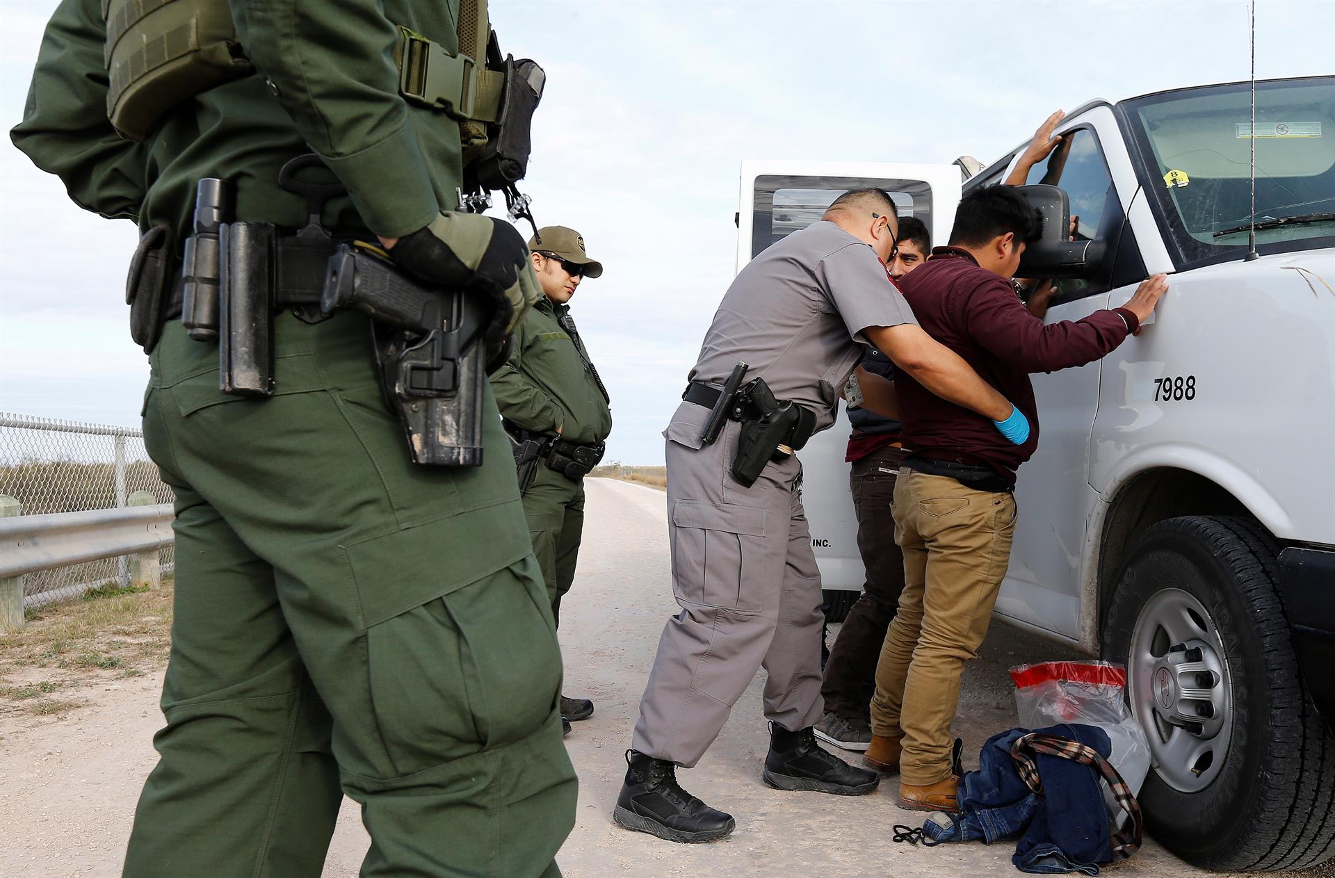Guardias estadounidenses detienen a inmigrantes mexicanos que trataban de pasar la frontera de Estados Unidos de forma ilegal en Texas, Estados Unidos. EFE/ Erik S. Lesser
