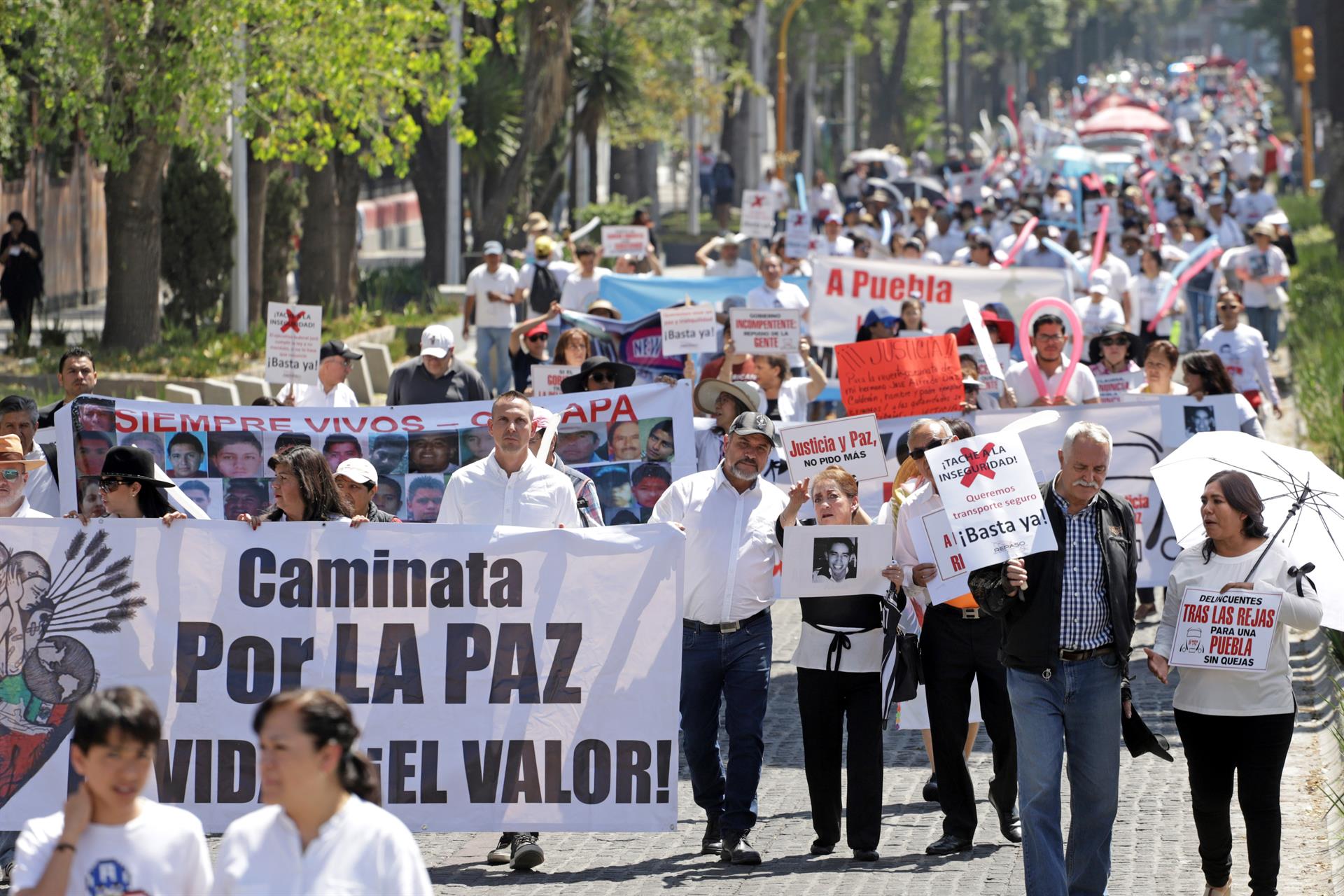 Fotografía de archivo de integrantes de la familia LeBaron que participan en una protesta, acompañados por familiares de víctimas de violencia exigiendo justicia y paz ante los niveles de inseguridad, en Puebla (México). EFE/Hilda Ríos
