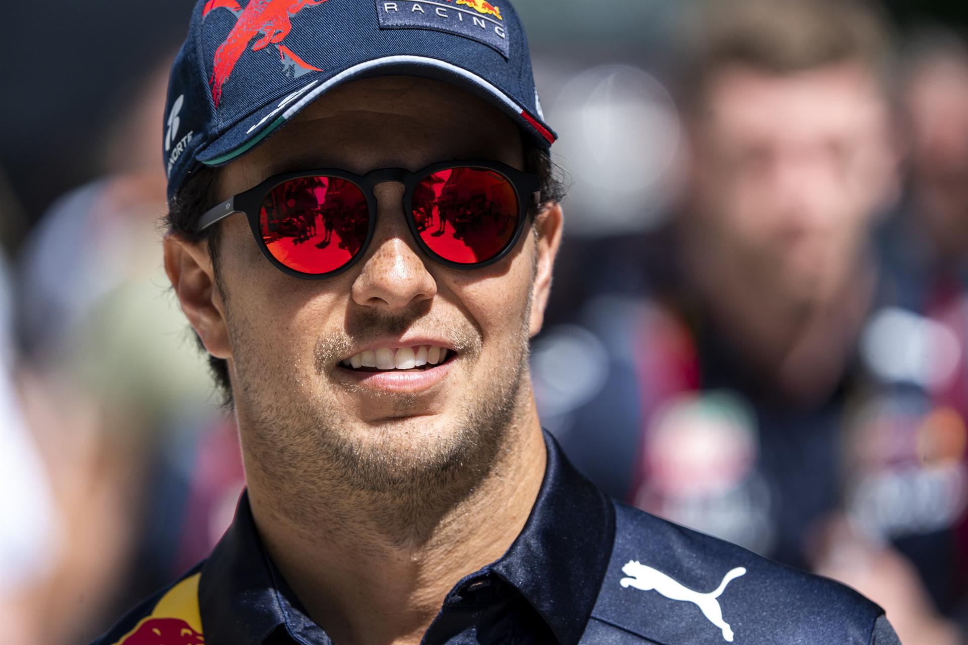 El piloto mexicano de Fórmula Uno Sergio Pérez, de la escudería Red Bull, llega a la práctica libre 1 para el Gran Premio de Miami, este 6 de mayo de 2022. EFE/Shawn Thew
