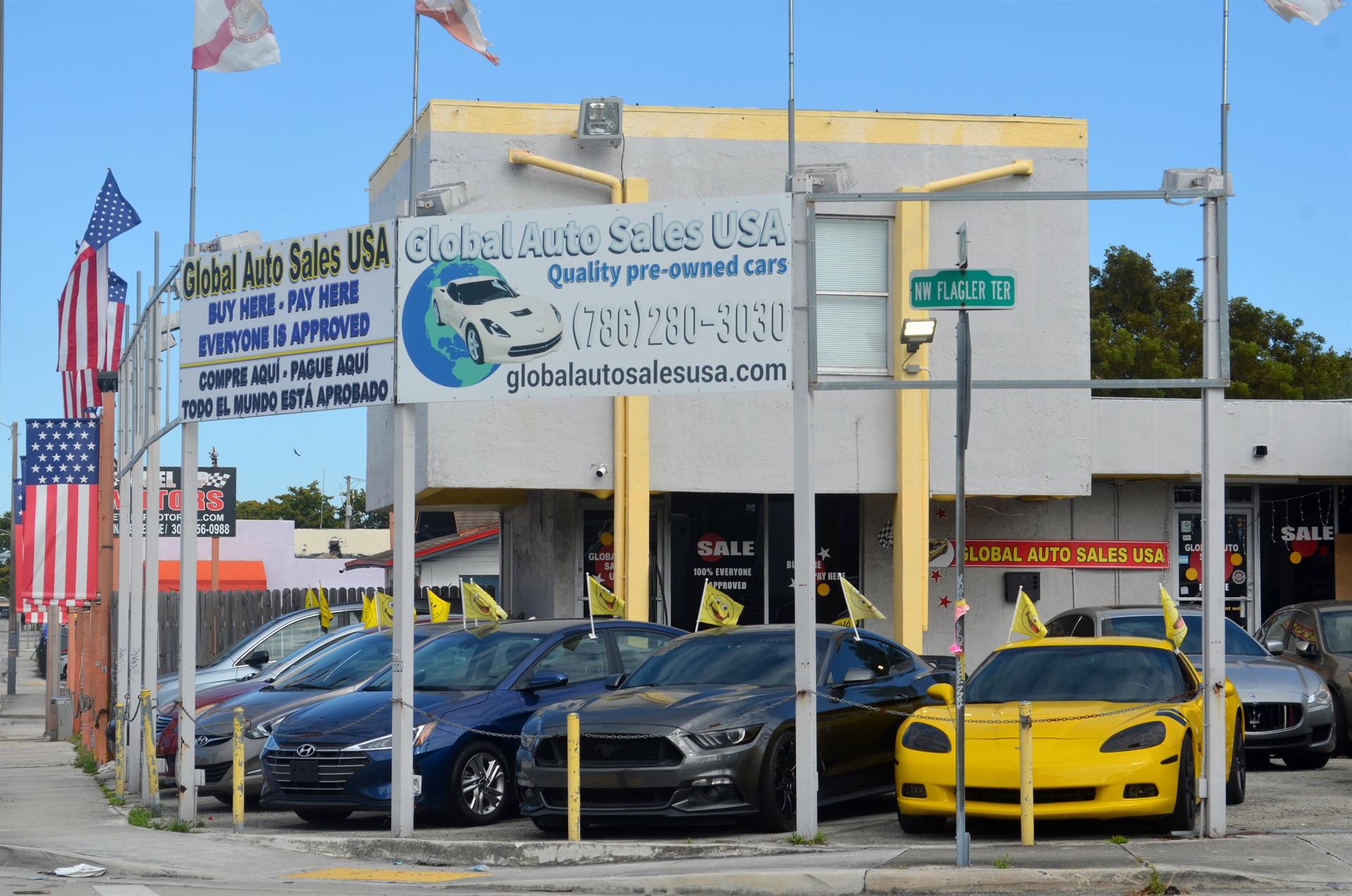Fotografía de archivo de una vista de un negocio de venta de autos usados en Miami, Florida. EFE/Álvaro Blanco

