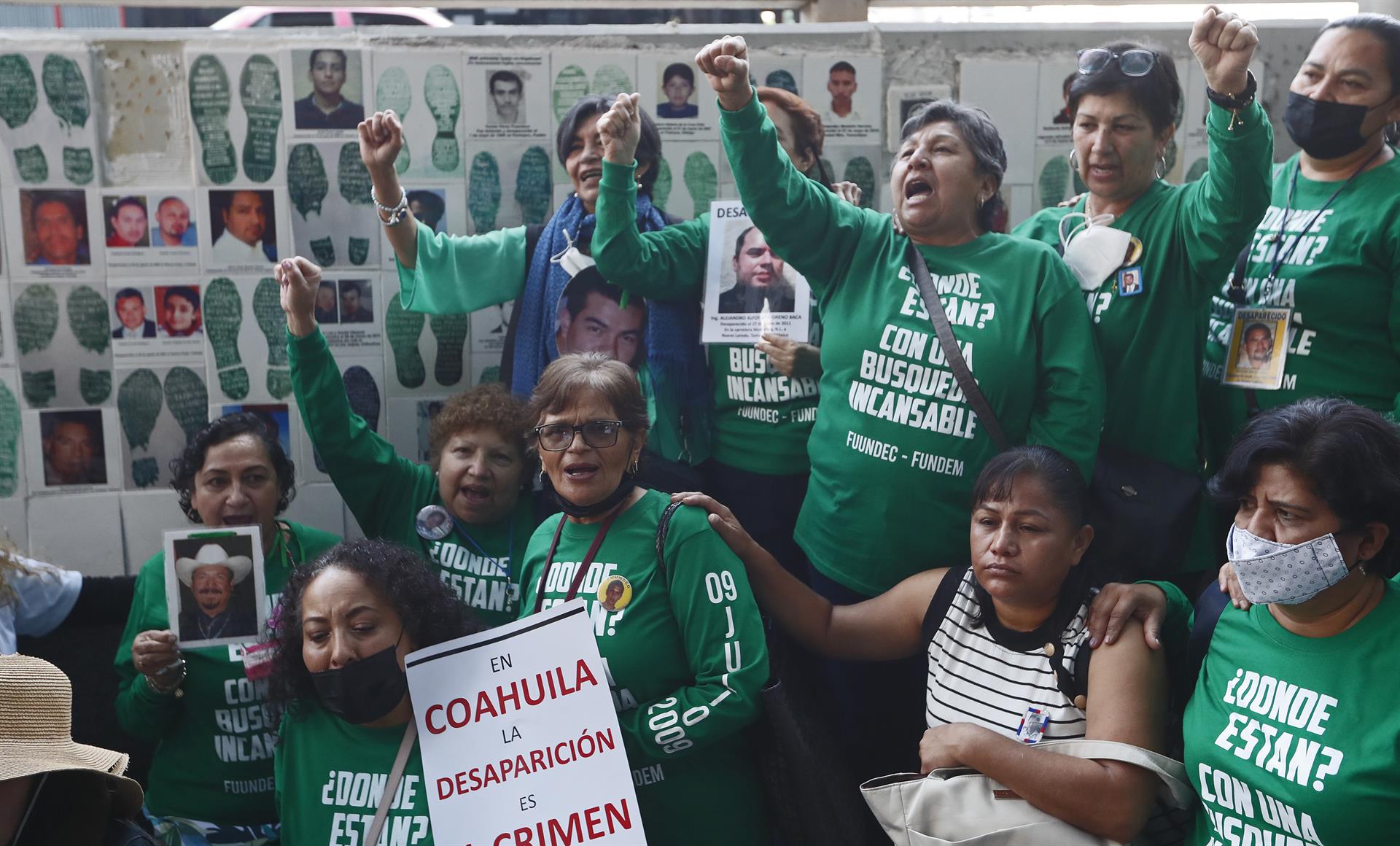 Varias madres de personas desaparecidas, acompañadas por integrantes de la organización Fuerzas Unidas por Nuestros Desaparecidos (FUNDEM), protestan frente a la sede de la Fiscalía General de la República, hoy, en Ciudad de México (México). EFE/ Mario Guzmán
