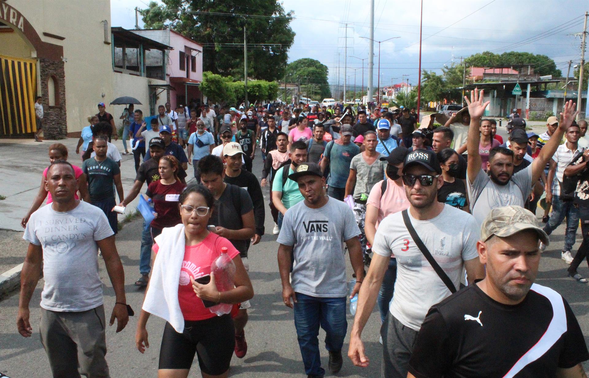 Un grupo de migrantes se moviliza hoy para salir de la ciudad de Tapachula estado de Chiapas (México). EFE/Juan Manuel Blanco
