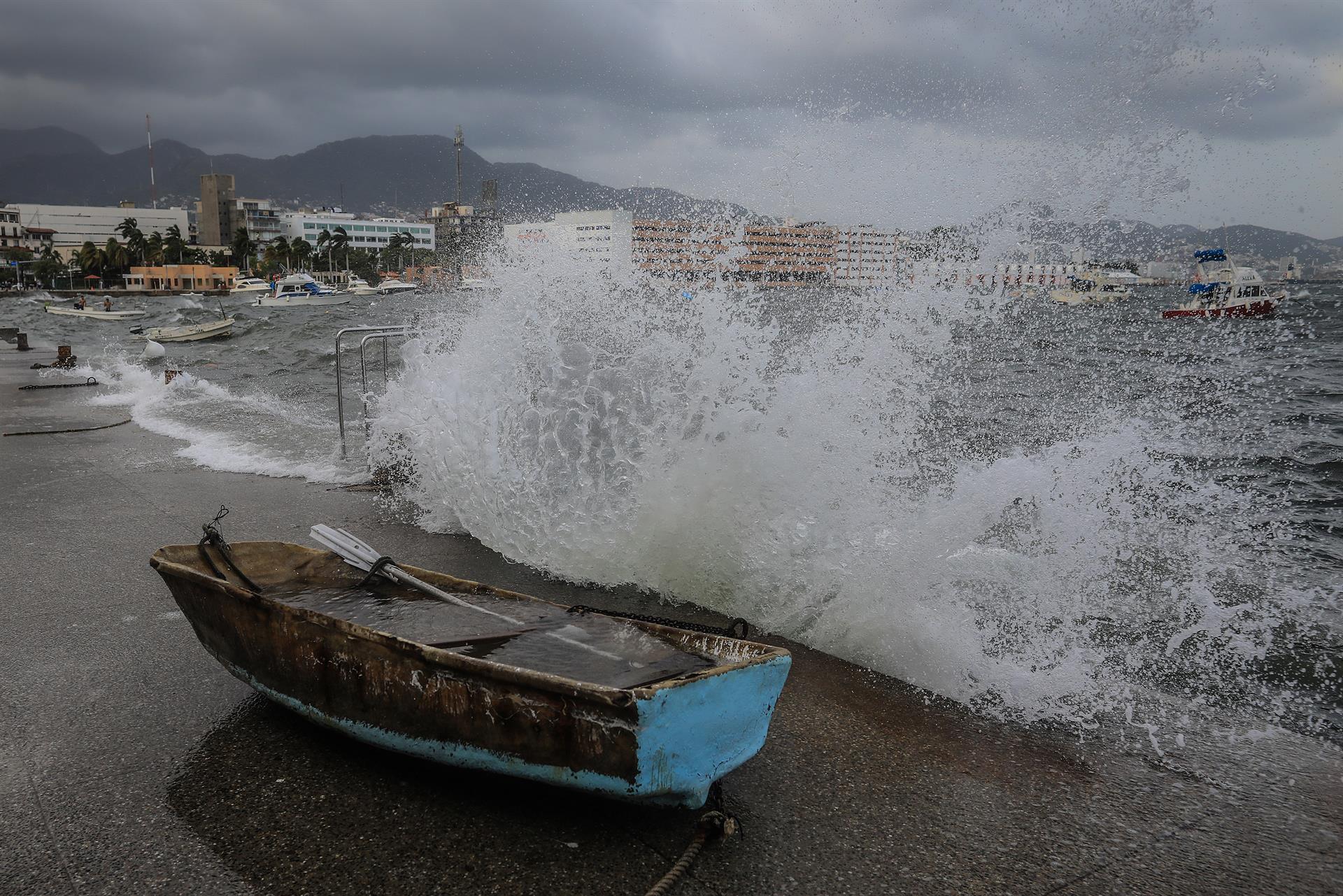 Fotografía del 26 de agosto del 2021, donde se observa fuerte oleaje acompañado de vientos en el malecón del balneario de Acapulco, en el estado de Guerrero (México). EFE/David Guzmán
